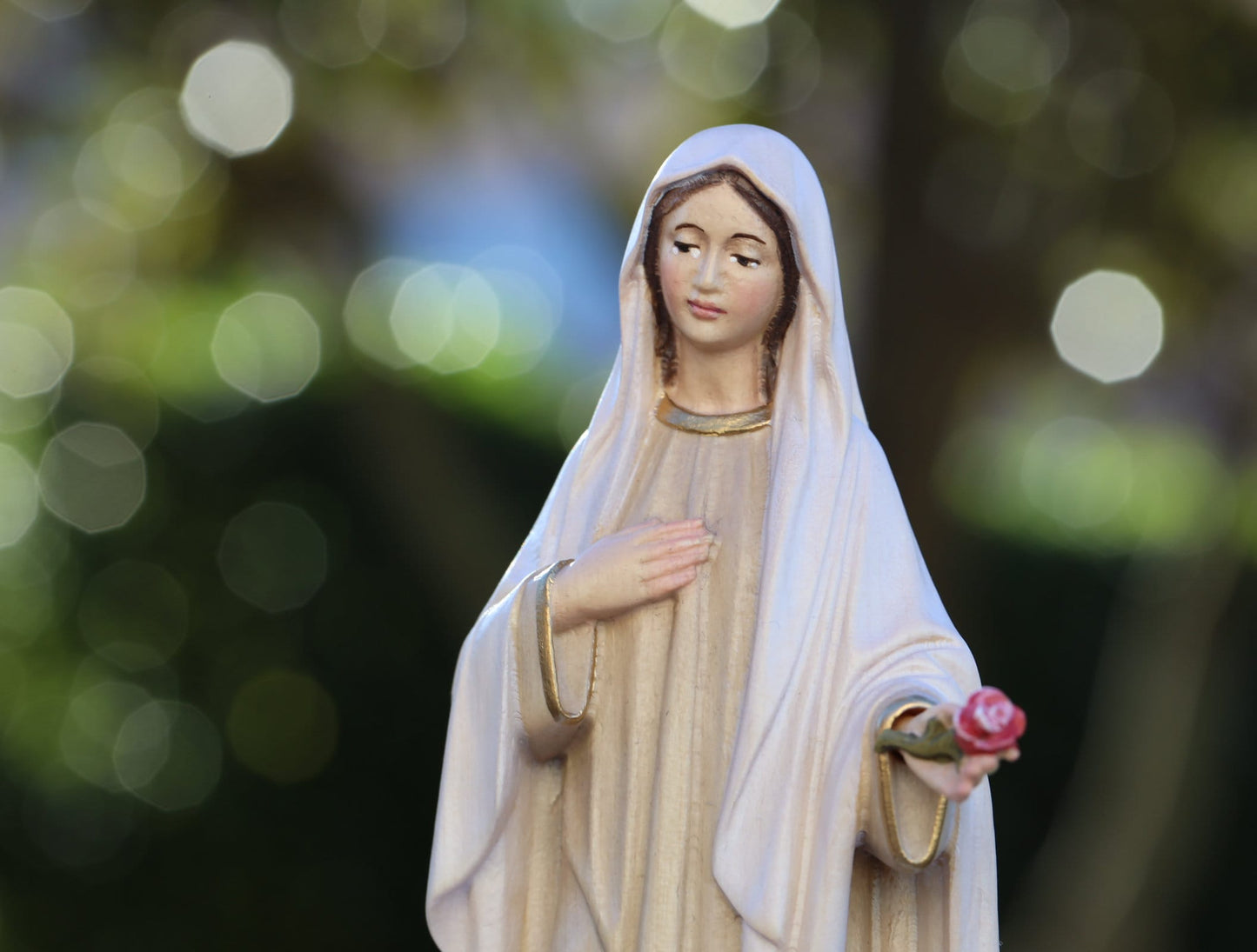 Estatua de madera tallada a mano de Nuestra Señora de Medjugorje, estatua de madera de la Reina de la Paz, estatua única de la Virgen María de 20 cm, estatua del altar casero en miniatura