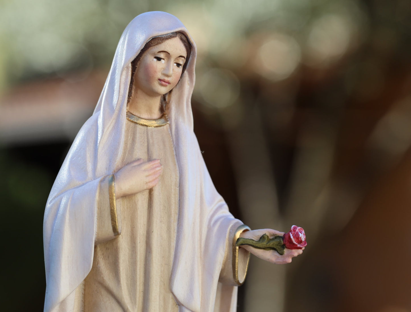 Estatua de madera tallada a mano de Nuestra Señora de Medjugorje, estatua de madera de la Reina de la Paz, estatua única de la Virgen María de 20 cm, estatua del altar casero en miniatura