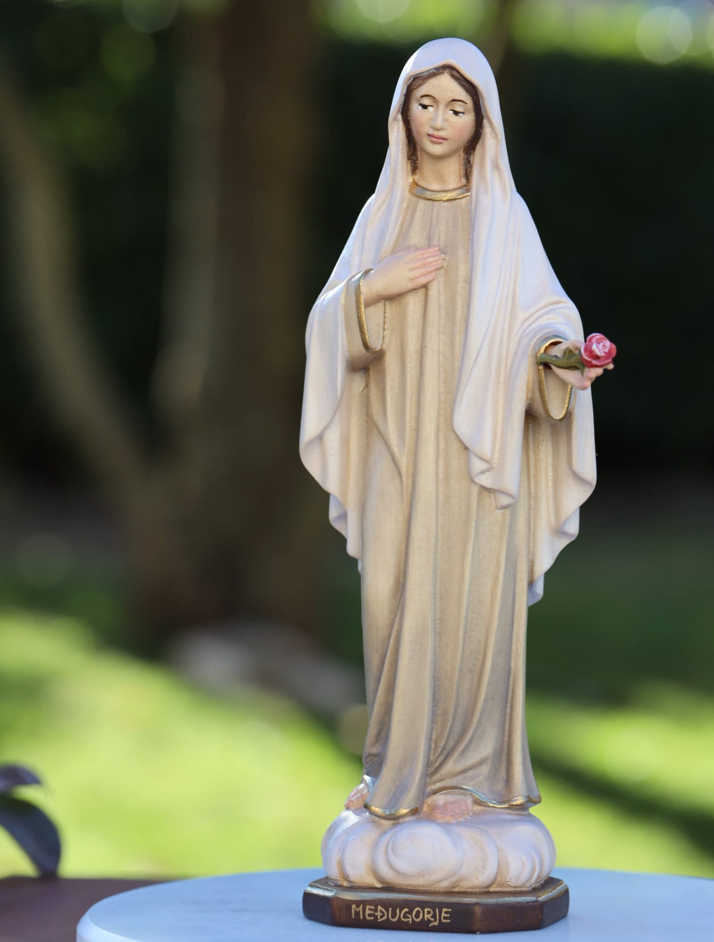 Estatua de madera tallada a mano de Nuestra Señora de Medjugorje, estatua de madera de la Reina de la Paz, estatua única de la Virgen María de 20 cm, estatua del altar casero en miniatura