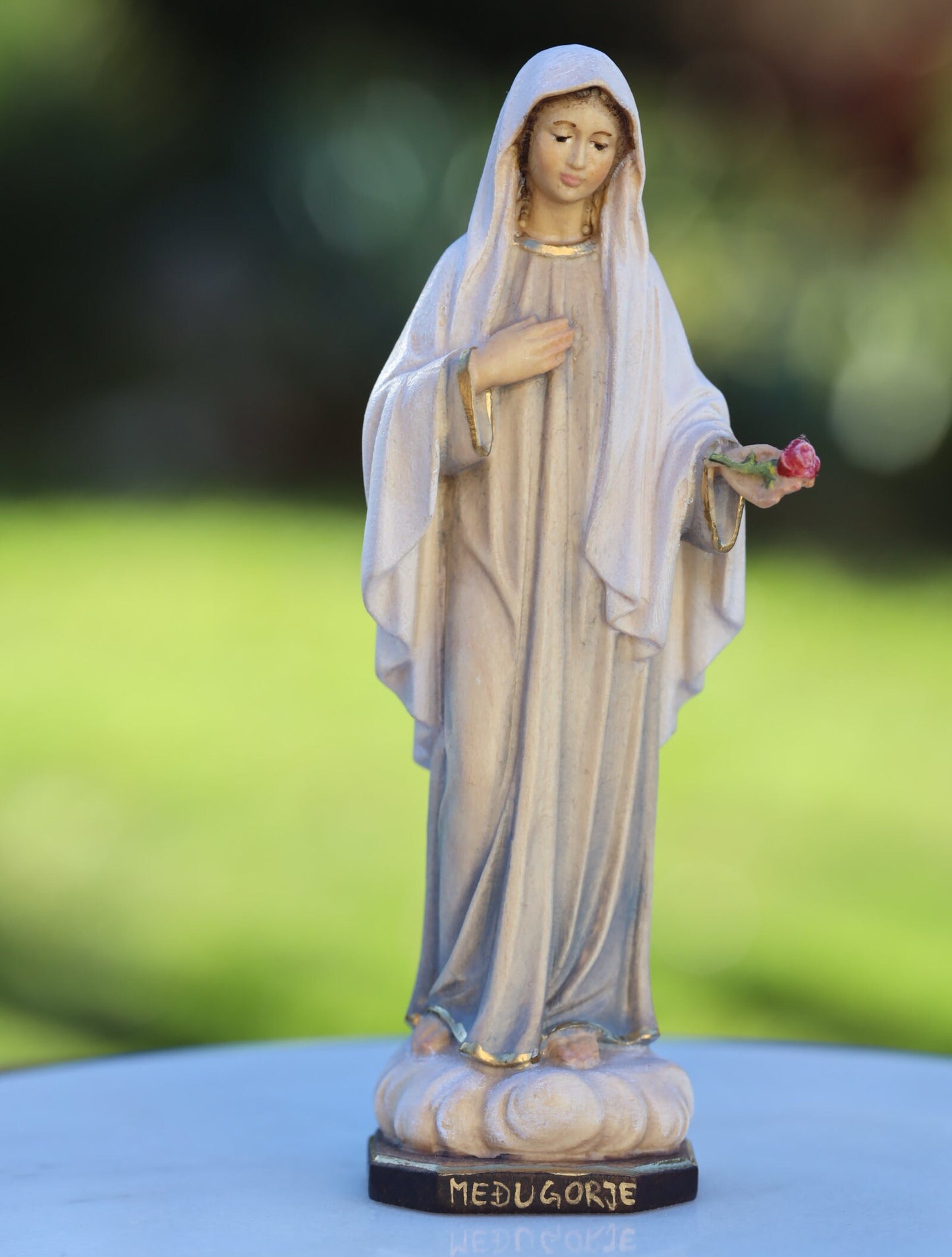 Estatua en miniatura de Nuestra Señora de Medjugorje, estatua de madera tallada a mano de la Virgen María, estatua hecha a mano de la Reina de la Paz, altar casero Madre María