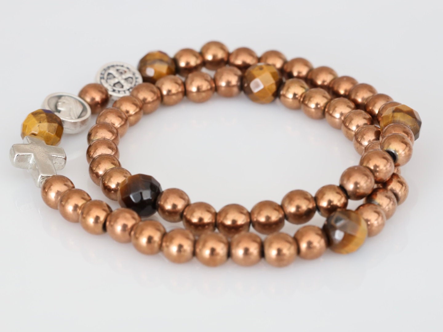 Pulsera rosario doble cuentas, pulsera rosario cinco décadas, pulsera rosario elástico medalla San Benito, pulsera rosario hematita
