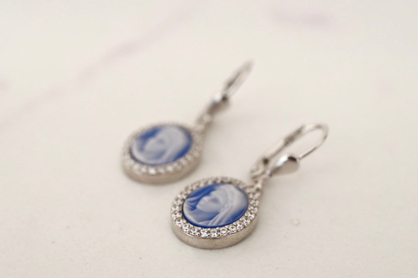 Pendientes Nuestra Señora de Gracia, pendientes de plata de primera ley Virgen María, pendientes de cameo azul, pendientes de cameo de ágata azul, pendientes en miniatura para mujer