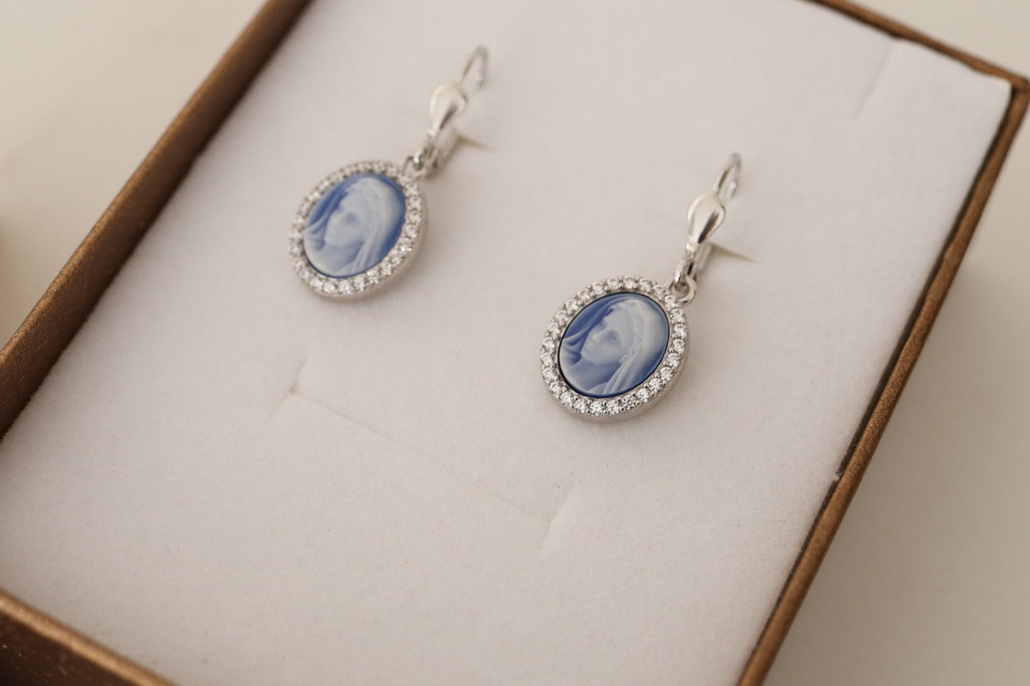 Pendientes Nuestra Señora de Gracia, pendientes de plata de primera ley Virgen María, pendientes de cameo azul, pendientes de cameo de ágata azul, pendientes en miniatura para mujer