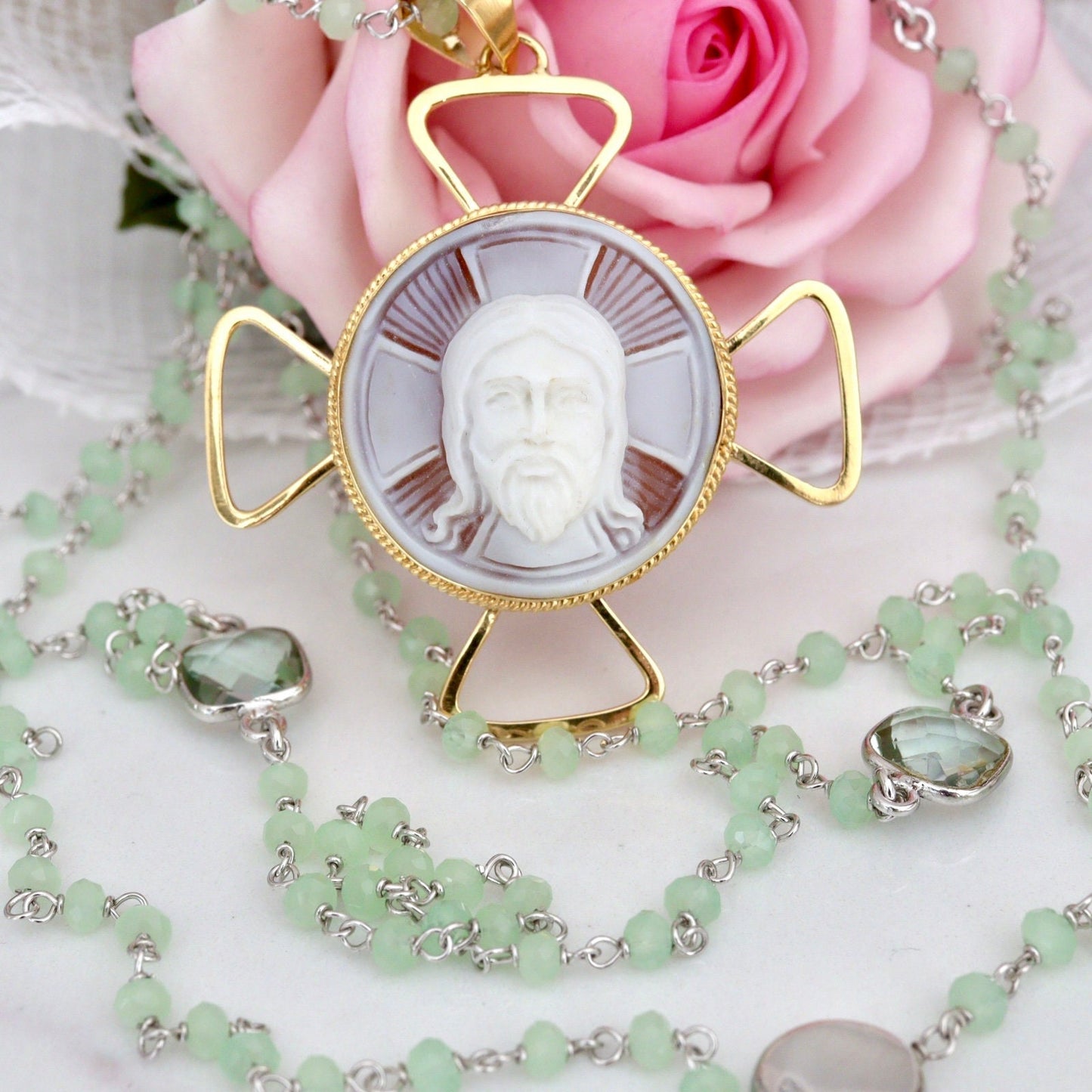 Medalla de la Santísima Faz, collar colgante de Jesús, collar de cameo, collar de cruz de plata de ley, cameo hecho a mano, cameo de concha, colgante único