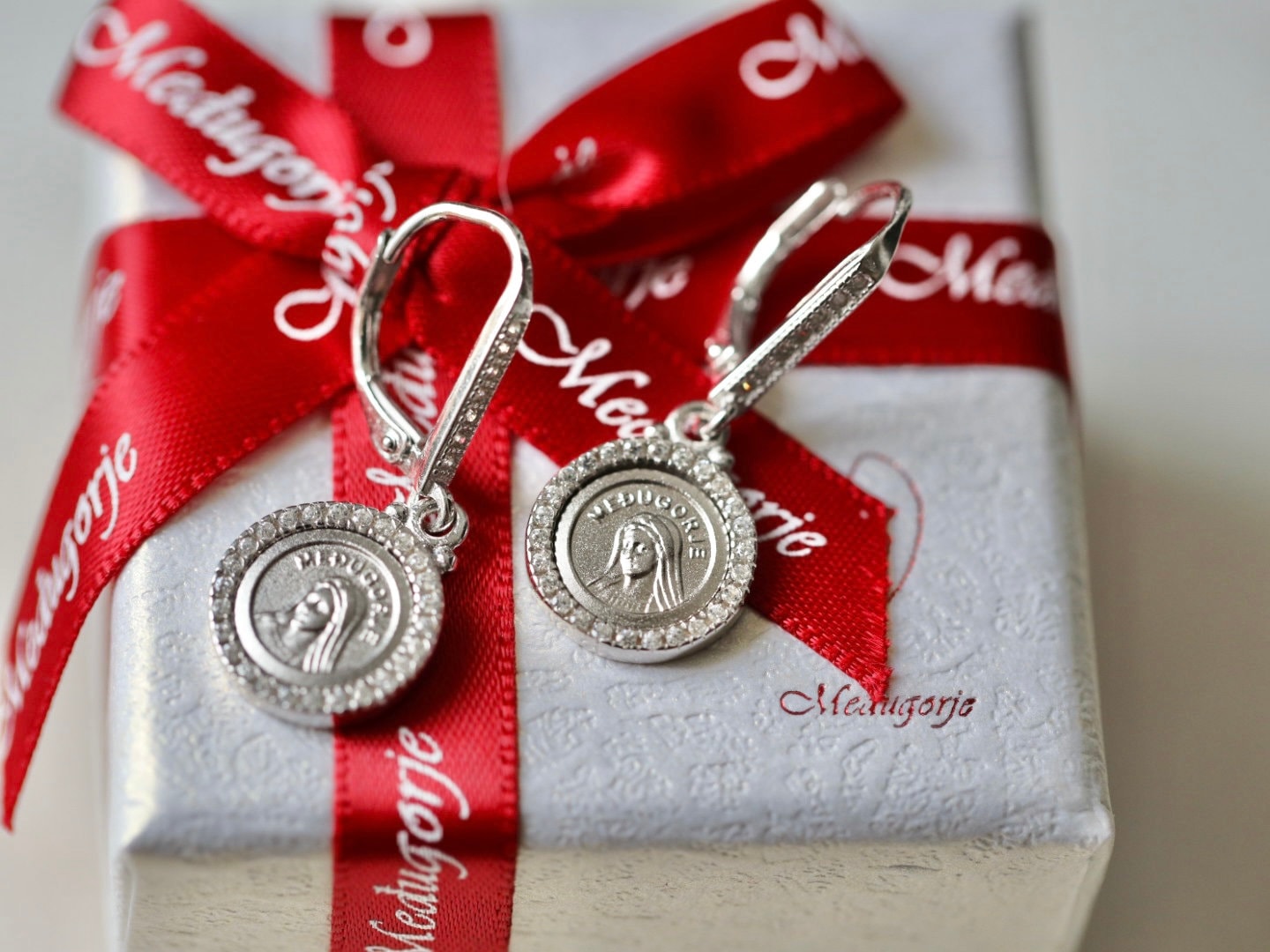 Pendientes Nuestra Señora de plata de primera ley, pendientes Virgen María con circonitas cúbicas, pendientes redondos Reina de la Paz, pendientes Nuestra Señora de Medjugorje