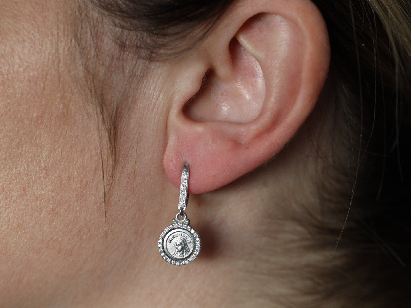 Pendientes Nuestra Señora de plata de primera ley, pendientes Virgen María con circonitas cúbicas, pendientes redondos Reina de la Paz, pendientes Nuestra Señora de Medjugorje