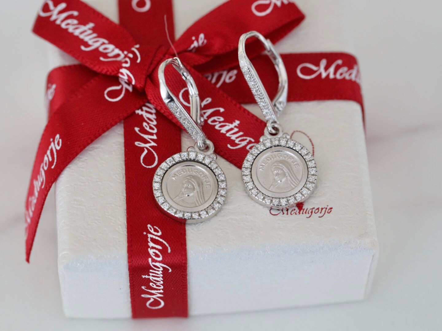 Pendientes Nuestra Señora de plata de primera ley, pendientes Virgen María con circonitas cúbicas, pendientes redondos Reina de la Paz, pendientes Nuestra Señora de Medjugorje