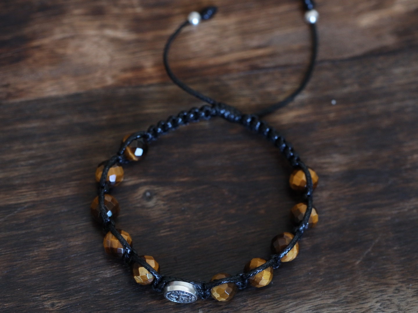 Pulsera de cuentas de rosario San Benito, pulsera de cuentas de rosario hecha a mano Macramé con piedra preciosa, pulsera de rosario encerado tejido para hombre