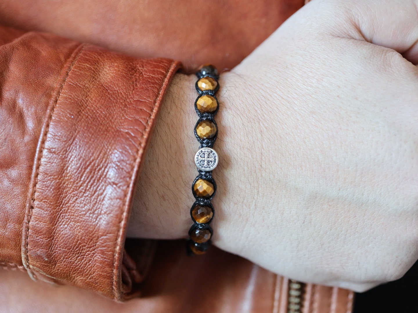 Pulsera de cuentas de rosario San Benito, pulsera de cuentas de rosario hecha a mano Macramé con piedra preciosa, pulsera de rosario encerado tejido para hombre
