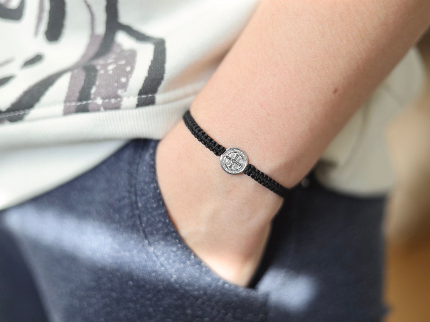 Pulsera medalla en miniatura de San Benito. Pulsera ajustable de macramé hecha a mano de San Benito, pulsera de plata delicada de primera ley de santo católico
