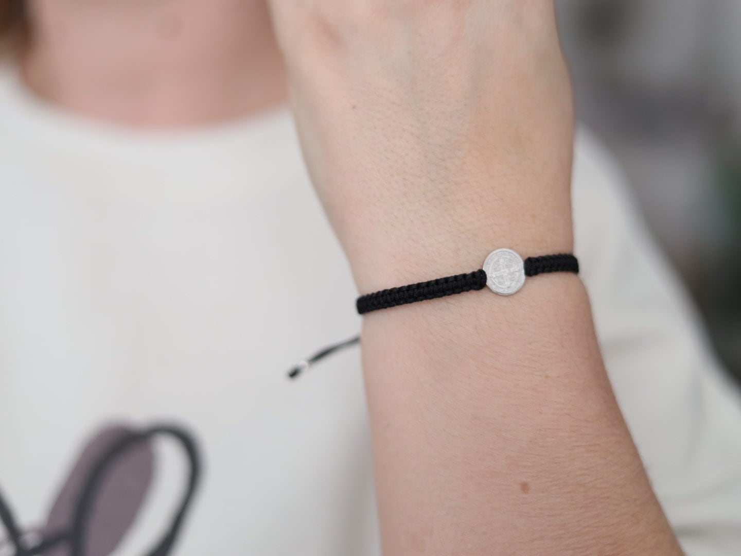 Pulsera medalla en miniatura de San Benito. Pulsera ajustable de macramé hecha a mano de San Benito, pulsera de plata delicada de primera ley de santo católico