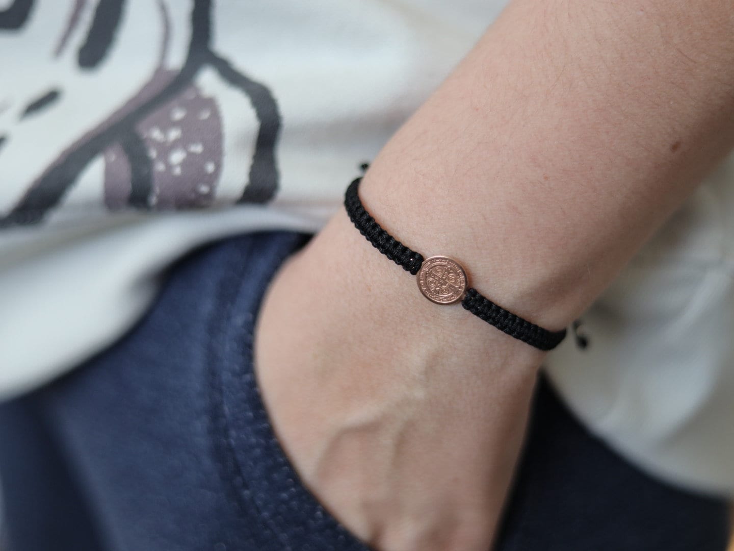 Pulsera hecha a mano de plata de ley de San Benito, pulsera de medalla de San Benito macramé en miniatura, delicada cruz de San Benito de oro rojo ajustable