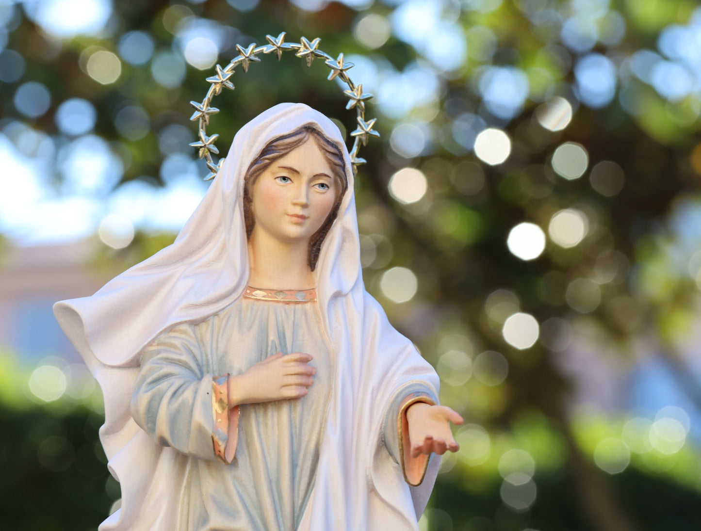 Estatua de Nuestra Señora de Medjugorje de 14 pulgadas, estatua de madera hecha a mano de la Reina de la Paz de 35 cm, estatua de la Virgen María pintada a mano, madera de arce de Nuestra Señora