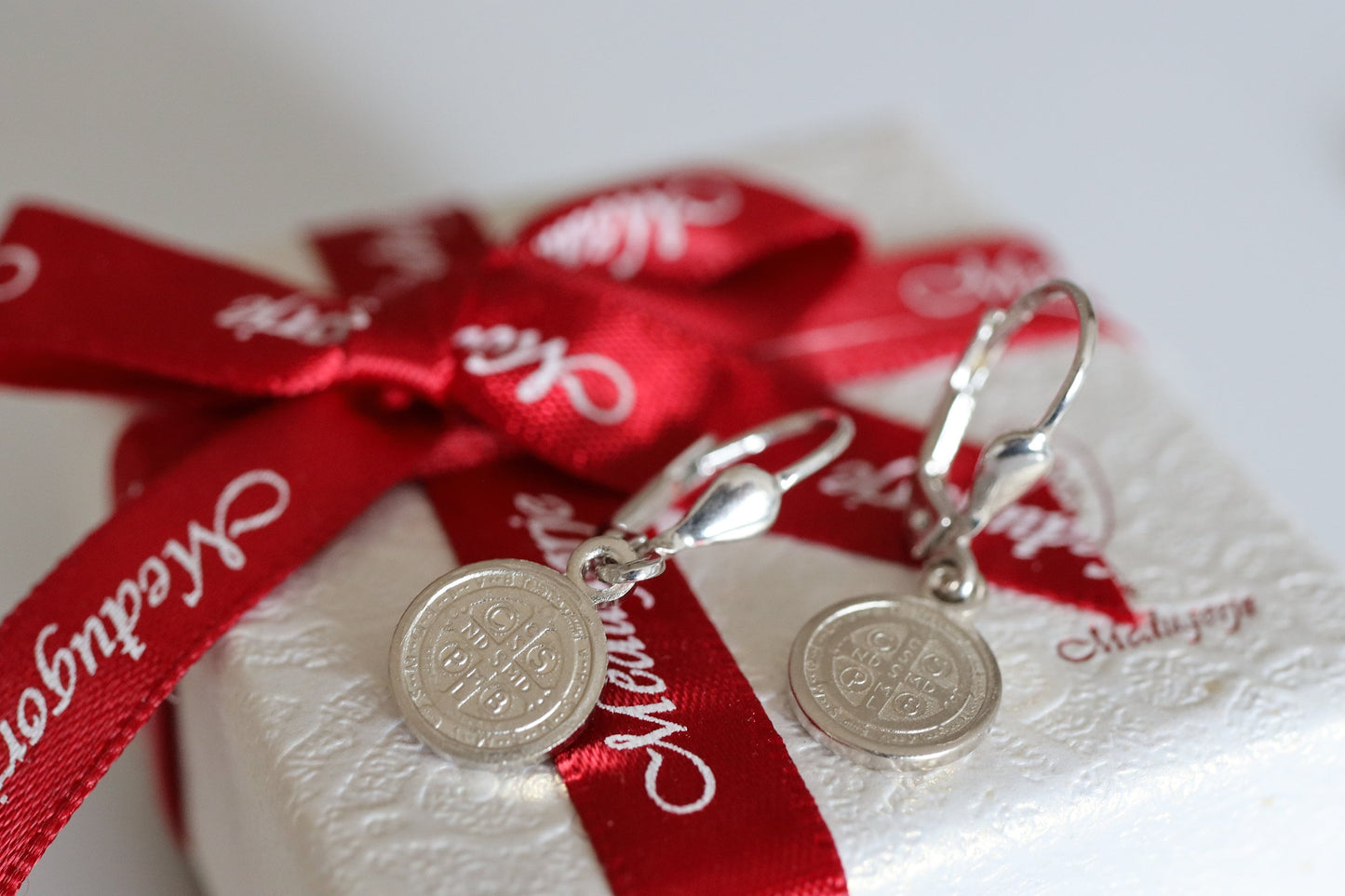 Pendientes de San Benito, pendientes de plata de ley 925, pendientes de San Benito en miniatura para mujer, medalla de San Benito, cruz de San Benito