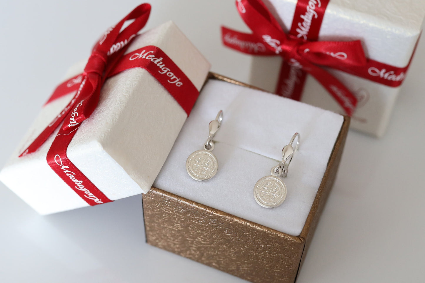 Pendientes de San Benito, pendientes de plata de ley 925, pendientes de San Benito en miniatura para mujer, medalla de San Benito, cruz de San Benito