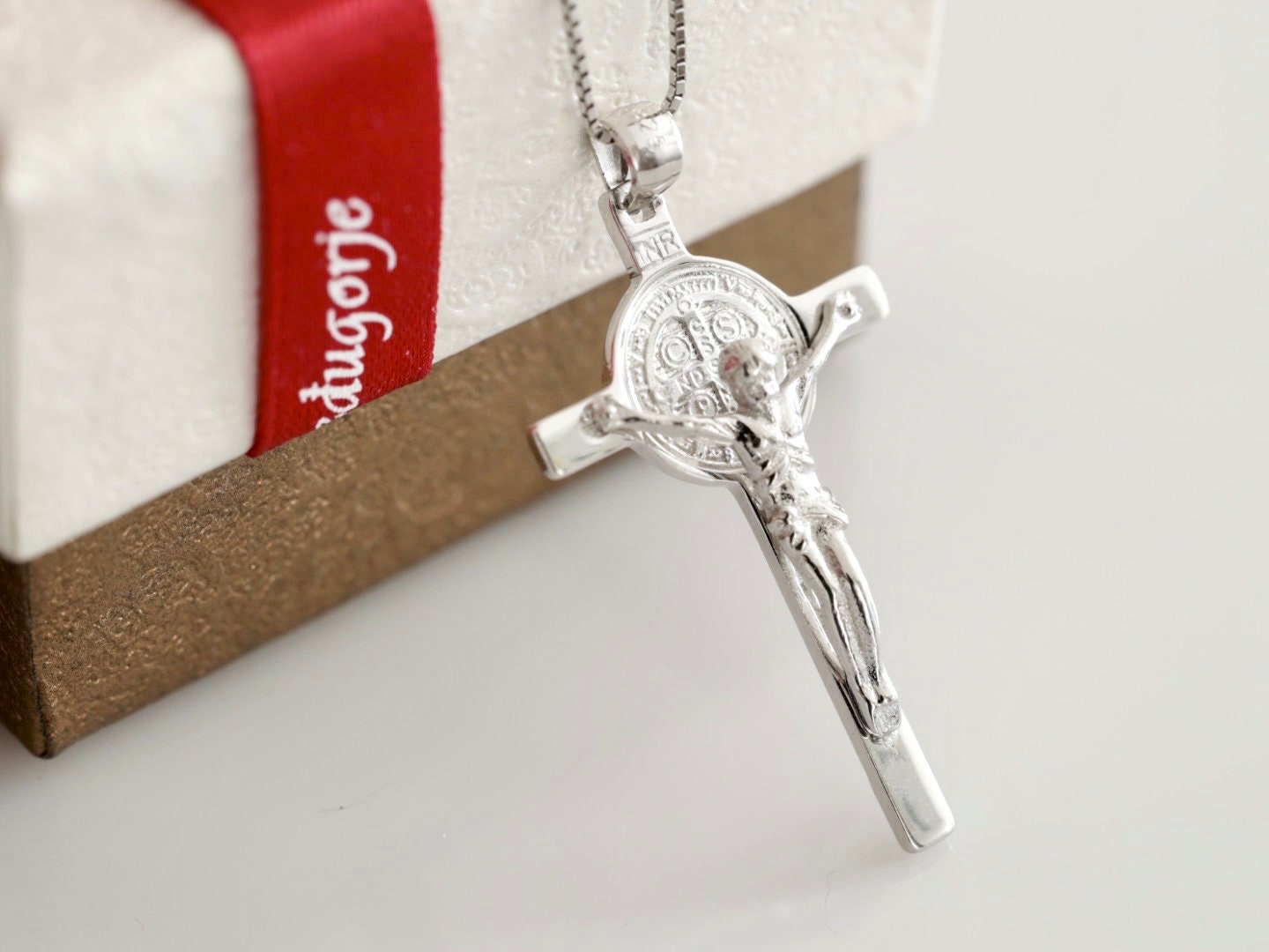 Plata de ley 925 Cruz de San Benito, cruz católica, cruz de tamaño mediano de San Santo Padre Benito, collar de San Benito para mujer