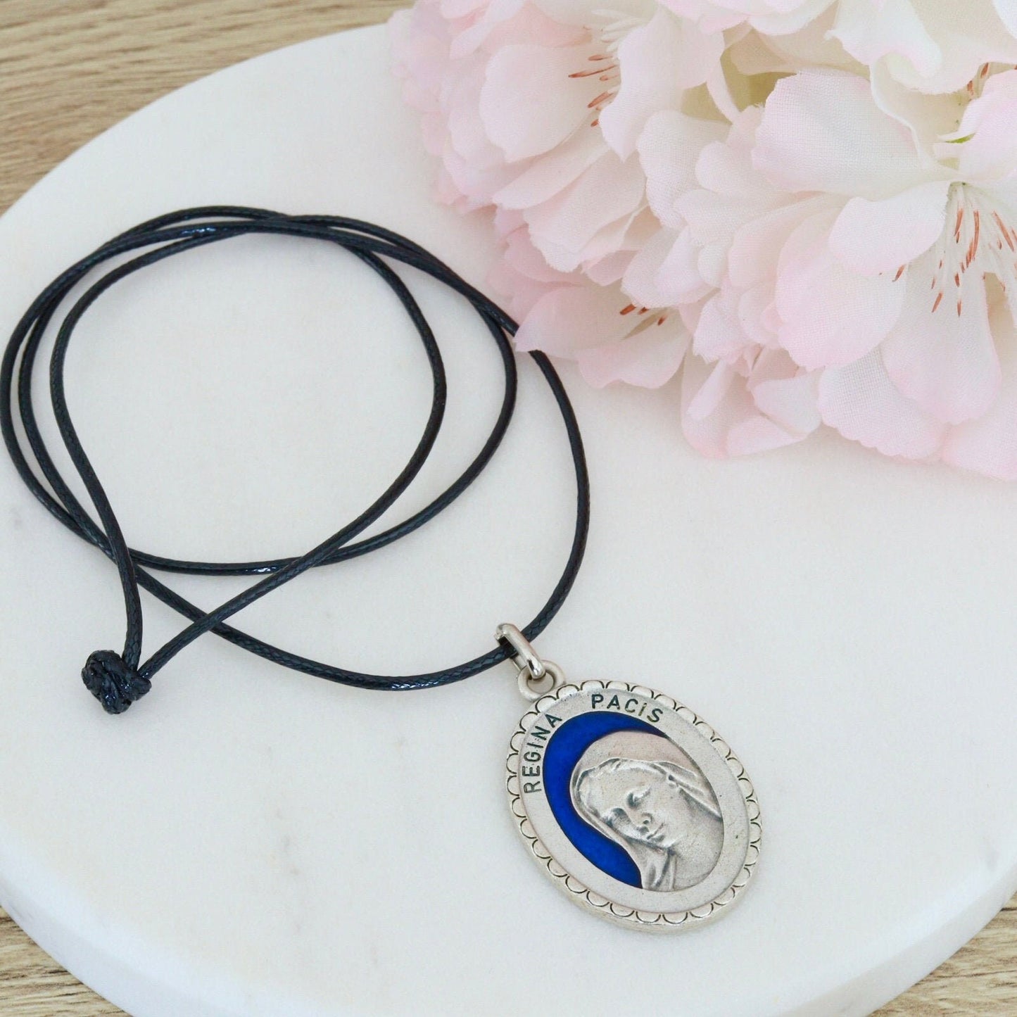 Medalla Medjugorje, medalla Reina de la Paz, collar Virgen María, medalla de la Divina Misericordia, medalla ovalada de Nuestra Señora, collar de esmalte azul, regalo para mujer