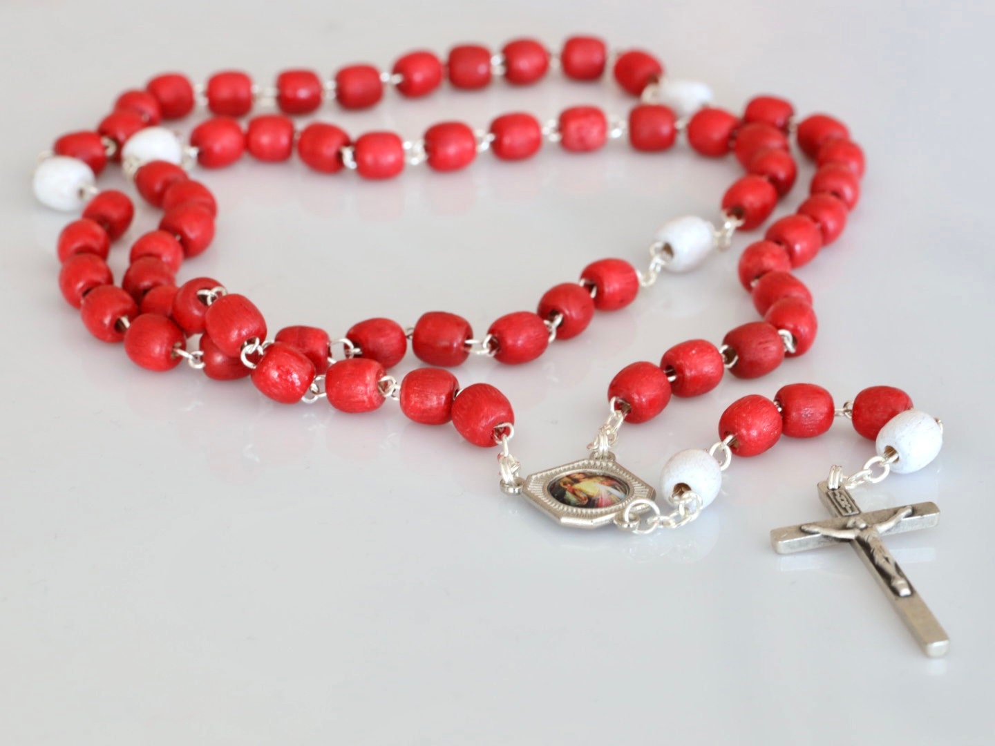 Rosario Santísima Sangre de Jesús, rosario de madera, rosario hecho a mano, rosario con cuentas rojas, rosario católico, rosario devocional de Jesús,