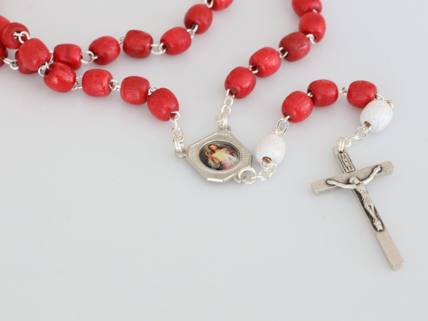 Rosario Santísima Sangre de Jesús, rosario de madera, rosario hecho a mano, rosario con cuentas rojas, rosario católico, rosario devocional de Jesús,