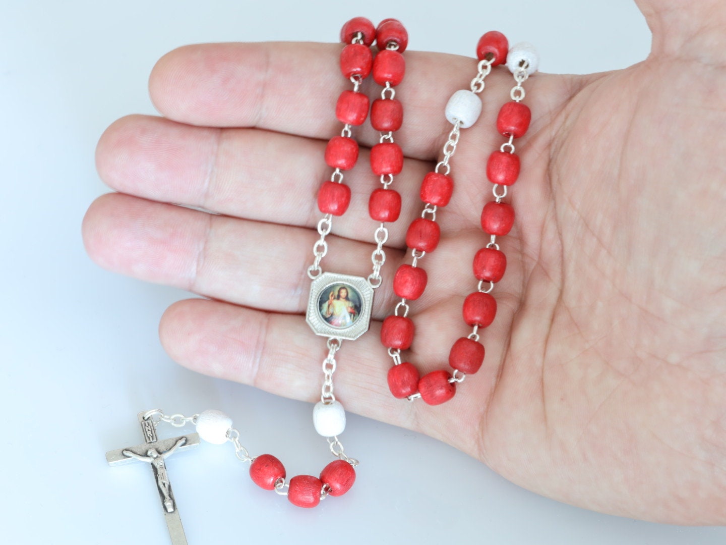 Rosario Santísima Sangre de Jesús, rosario de madera, rosario hecho a mano, rosario con cuentas rojas, rosario católico, rosario devocional de Jesús,