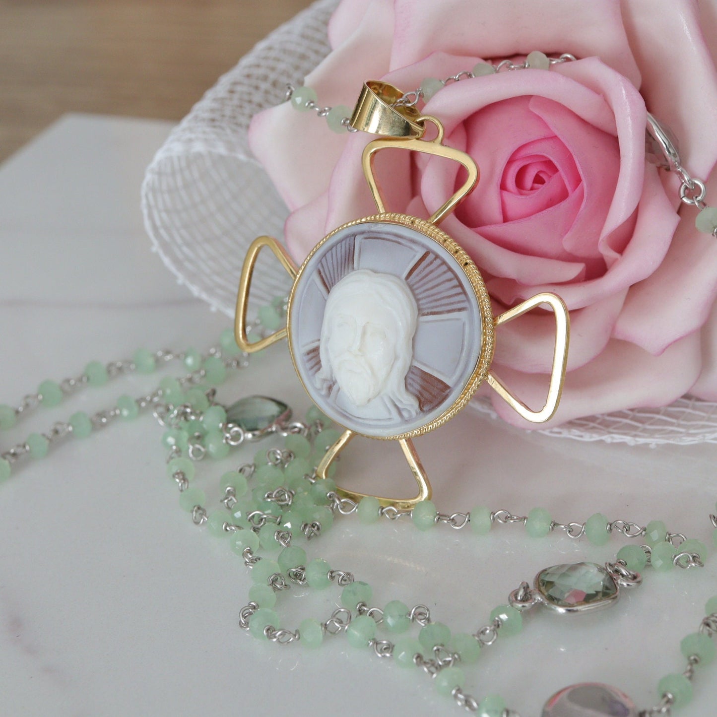 Medalla de la Santísima Faz, collar colgante de Jesús, collar de cameo, collar de cruz de plata de ley, cameo hecho a mano, cameo de concha, colgante único