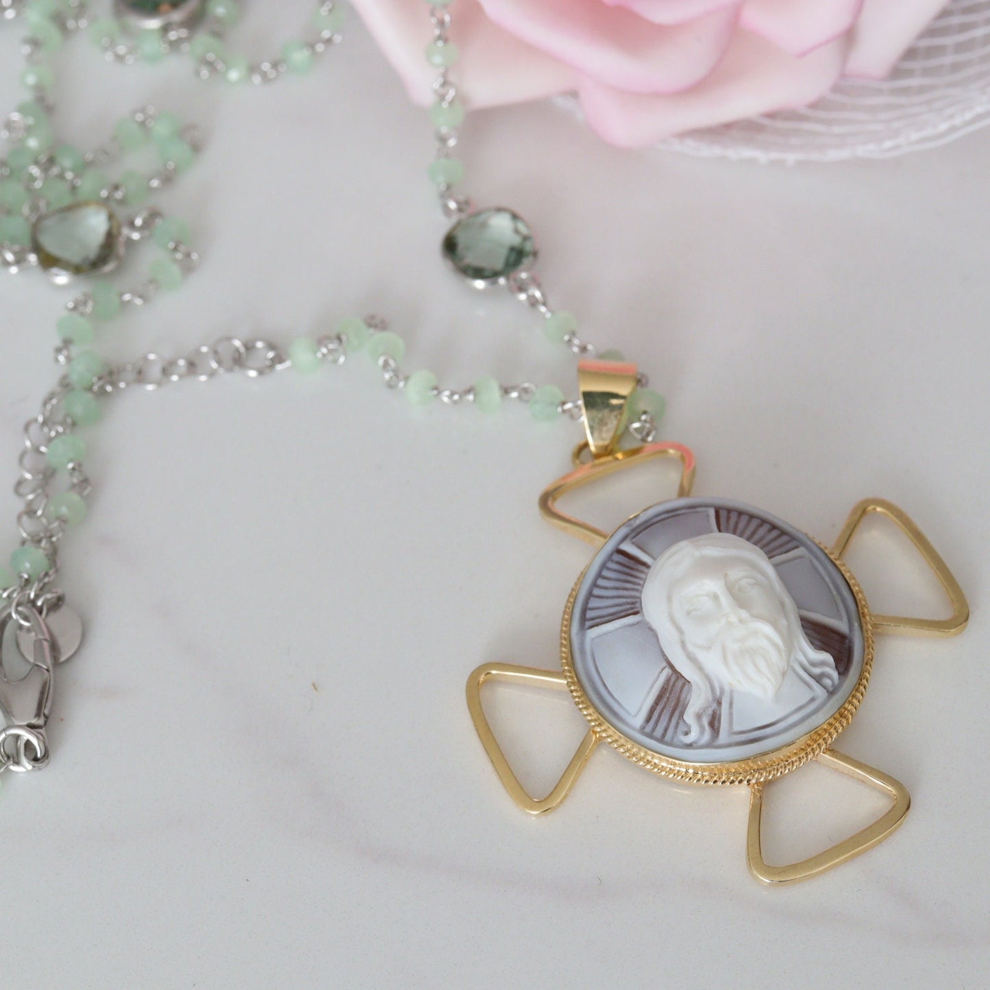 Medalla de la Santísima Faz, collar colgante de Jesús, collar de cameo, collar de cruz de plata de ley, cameo hecho a mano, cameo de concha, colgante único