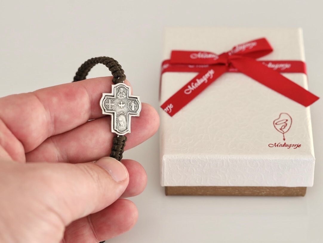 Pulsera cruzada de cuatro vías, plata de ley, cruz de cuatro vías, San Benito, Espíritu Santo, Reina de la Paz, Sagrado Corazón, pulsera de macramé hecha a mano