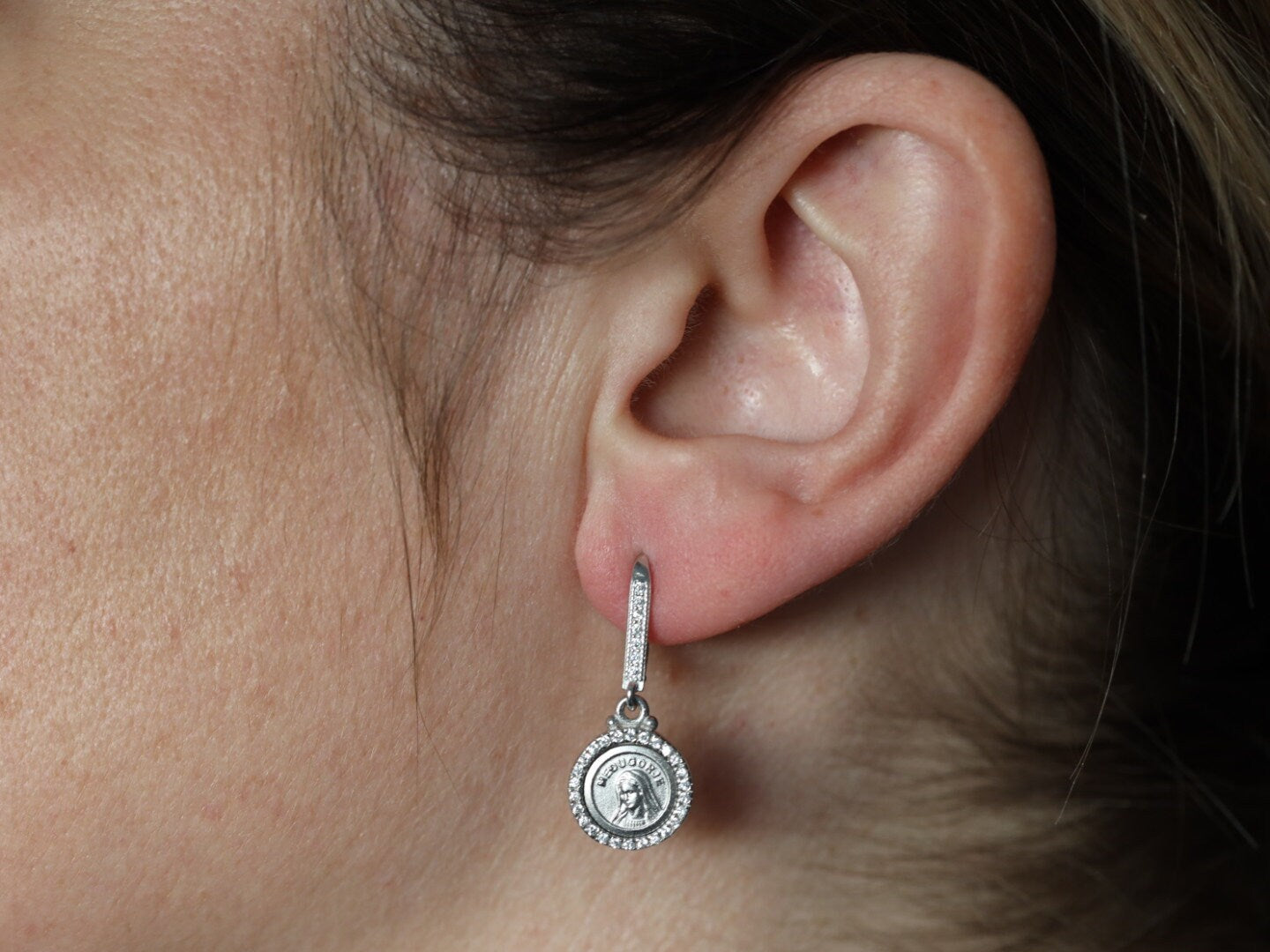 Pendientes Nuestra Señora de plata de primera ley, pendientes Virgen María con circonitas cúbicas, pendientes redondos Reina de la Paz, pendientes Nuestra Señora de Medjugorje