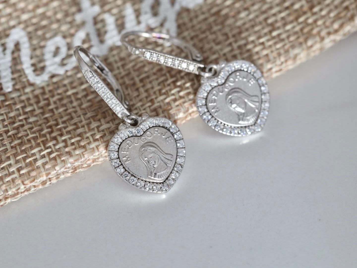 Pendientes con forma de corazón de Nuestra Señora, pendientes Medjugorje de plata de ley 925, pendientes con medalla de la Virgen María, pendientes con forma de Reina de la Paz