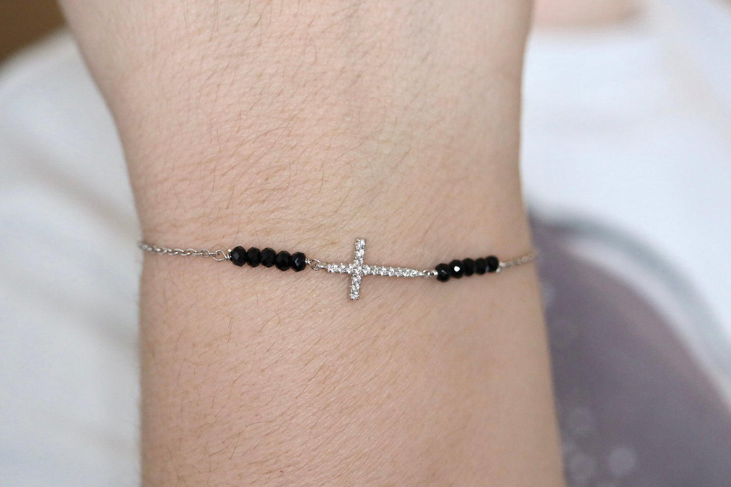 Pulsera cruzada de circonio en miniatura con cuentas de rosario de ónix negro tamaño ajustable, pulsera cruzada de turmalina negra, pulsera para mujer