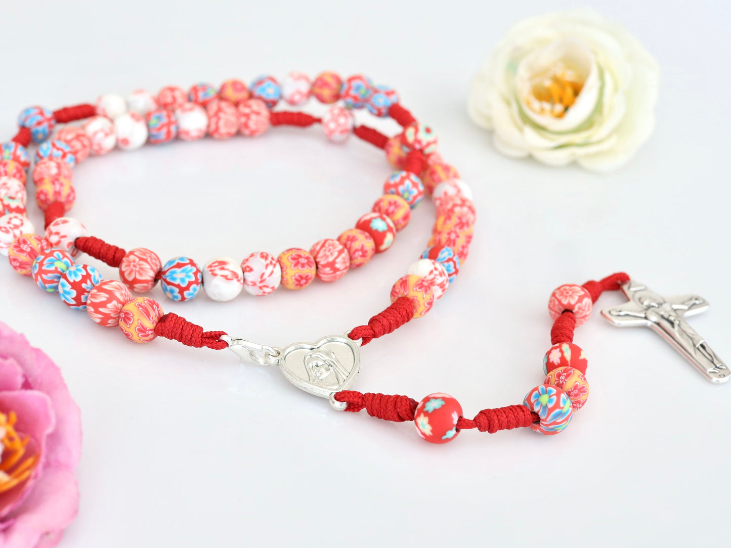 Rosario fimo rojo, rosario hecho a mano de Medjugorje, rosario con tierra de Medjugorje, collar de rosario para jóvenes, rosario con flores de rosas