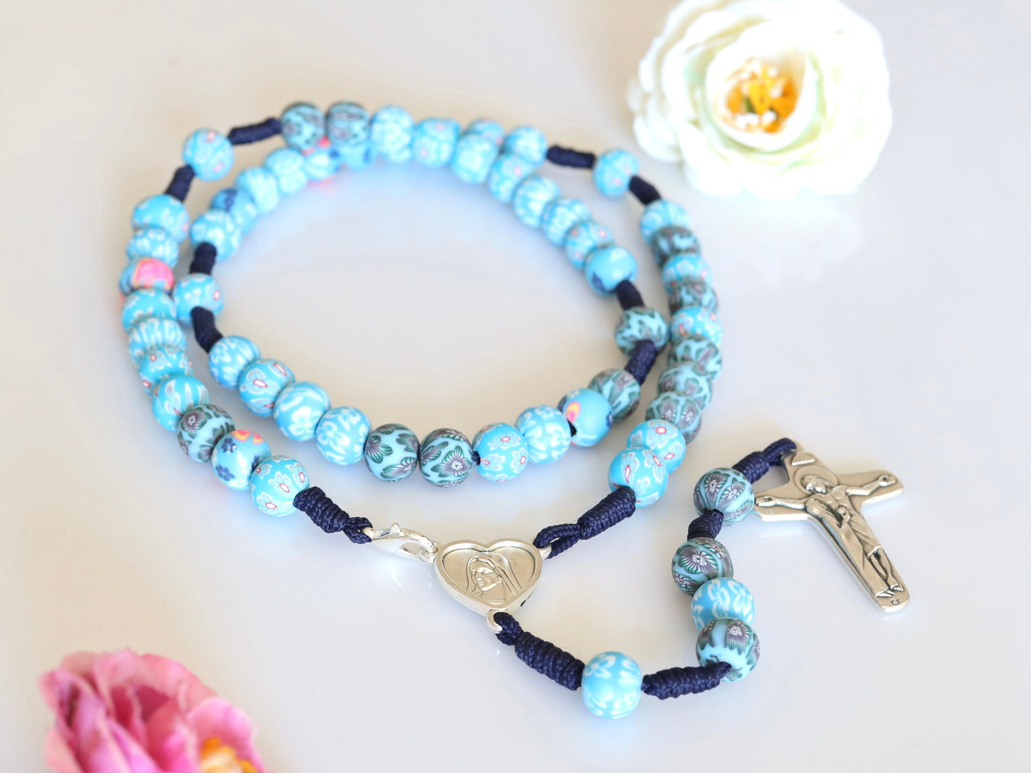 Cuentas de rosario de fimo azul, rosario de Medjugorje con flores, collar de rosario de Medjugorje, cuentas de rosario de arcilla, cuentas de rosario con flores, rosario para niños
