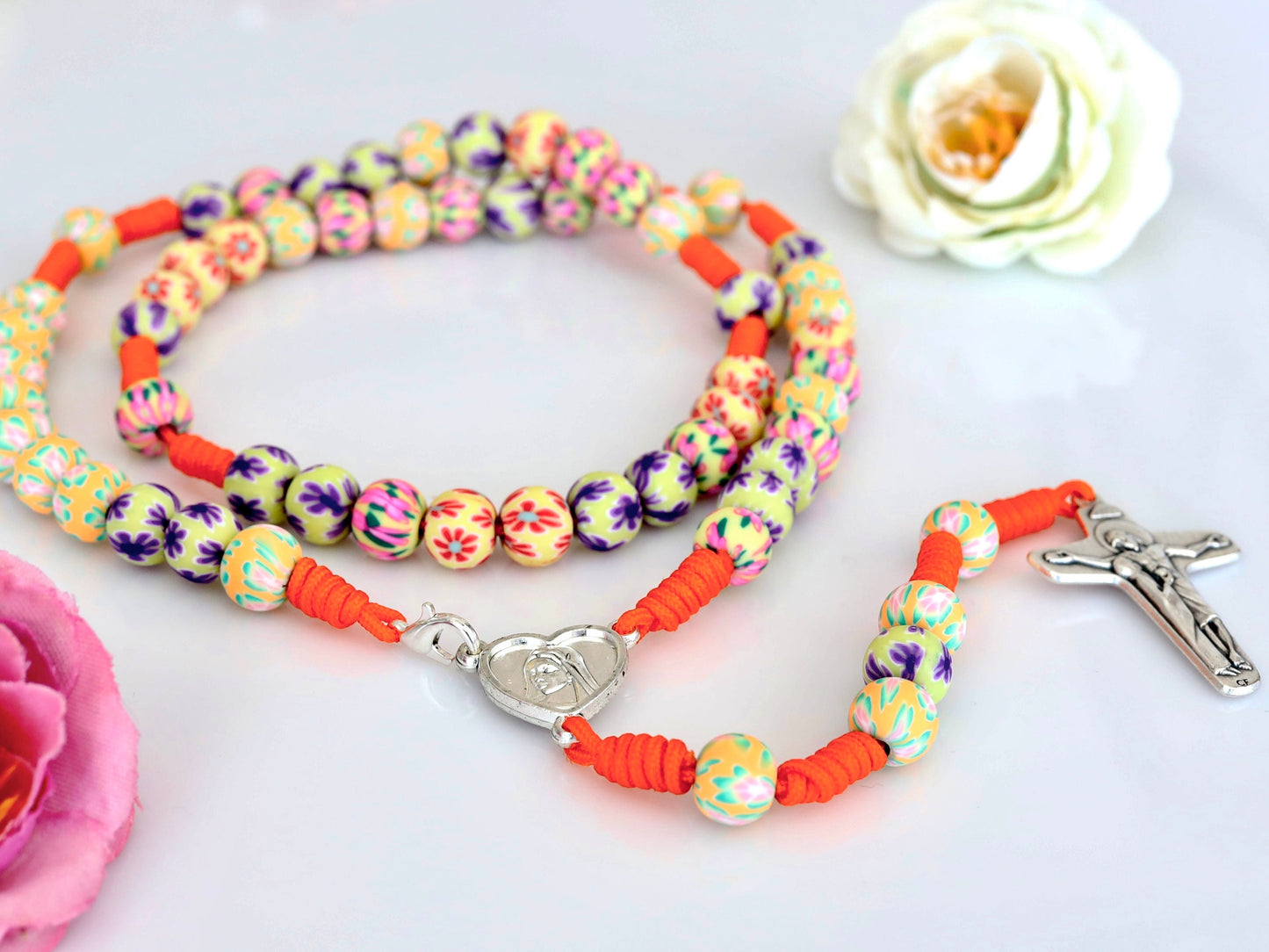 Rosario de fimo naranja, cuentas de rosario de arcilla, cuentas de rosario de polímero con flores, cuentas de rosario de Medjugorje con reliquia, cuentas de rosario con tierra