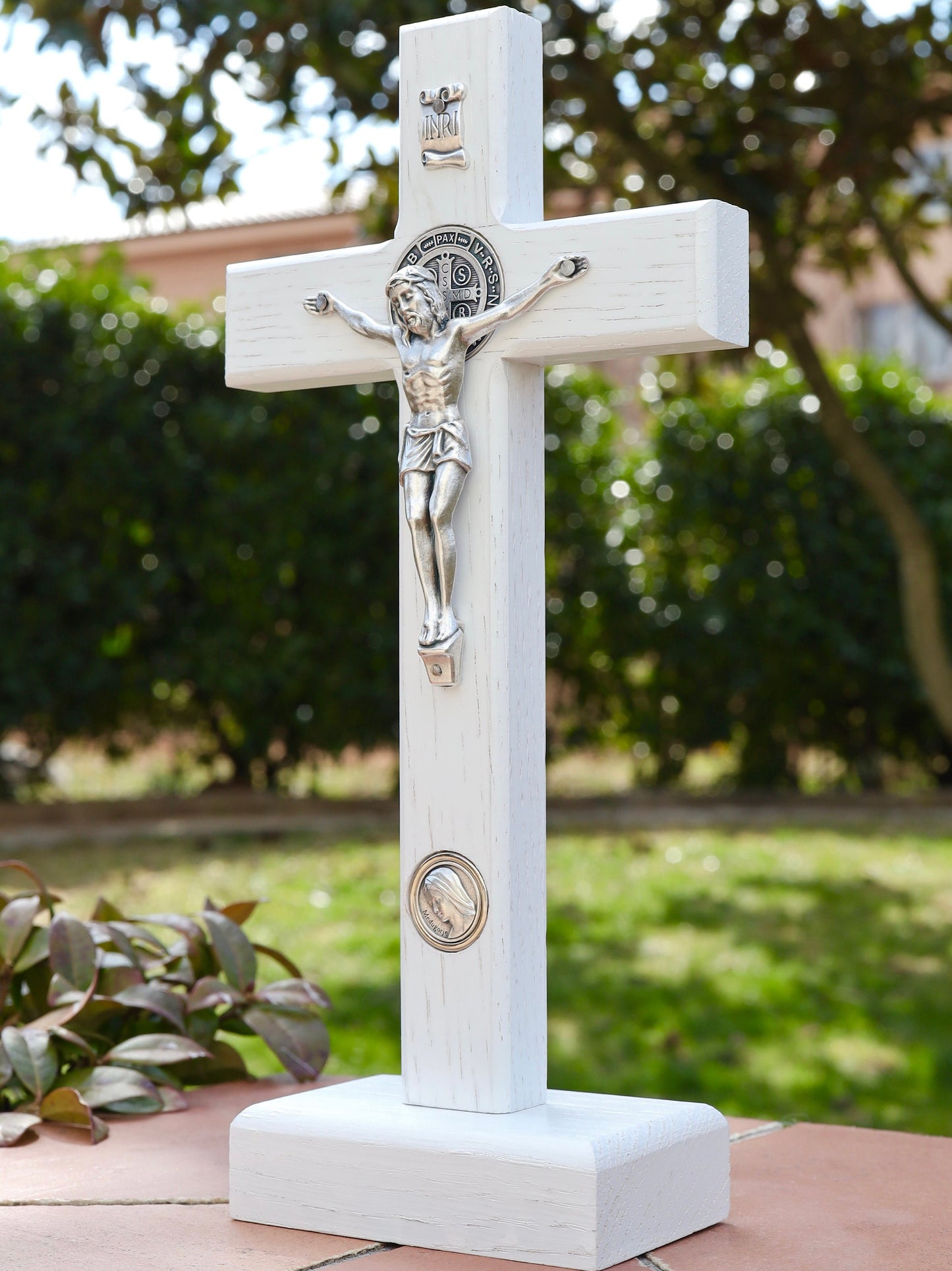 Crucifijo de San Benito, crucifijo de San Benito para el hogar, crucifijo de altar casero, cruz de San Benito hecha a mano de madera blanca con medalla de Nuestra Señora