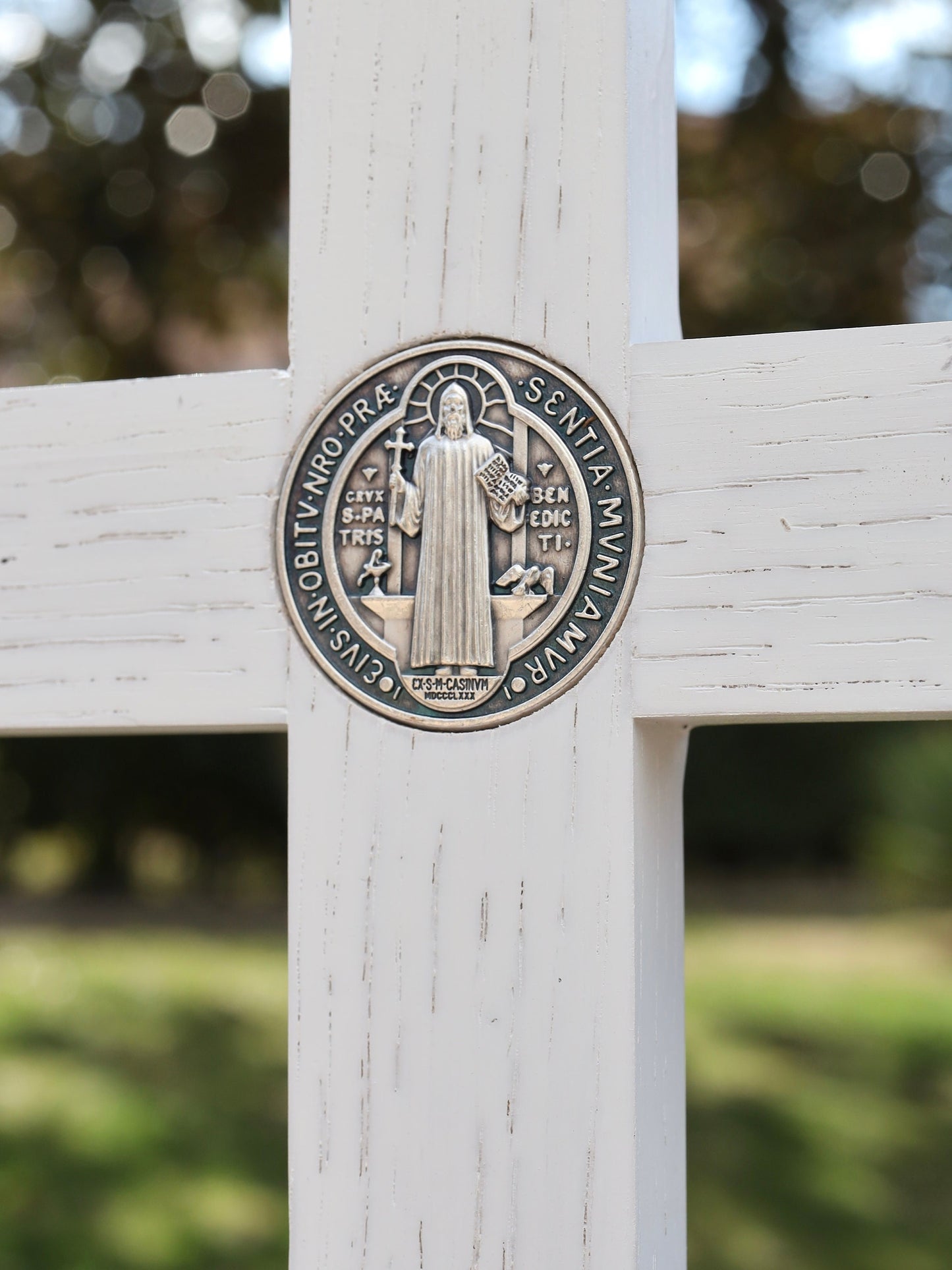 Crucifijo de San Benito, crucifijo de San Benito para el hogar, crucifijo de altar casero, cruz de San Benito hecha a mano de madera blanca con medalla de Nuestra Señora