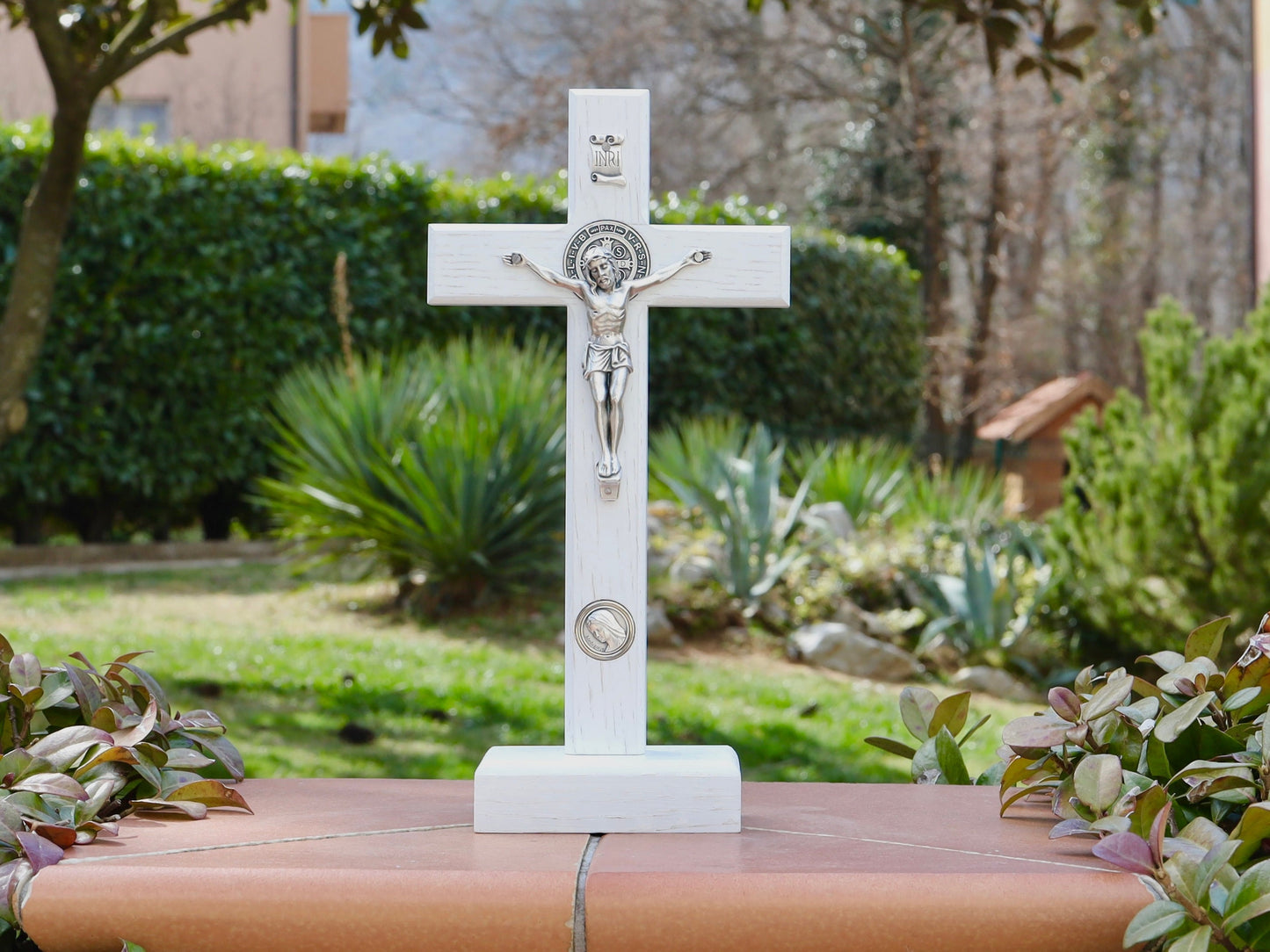 Crucifijo de San Benito, crucifijo de San Benito para el hogar, crucifijo de altar casero, cruz de San Benito hecha a mano de madera blanca con medalla de Nuestra Señora