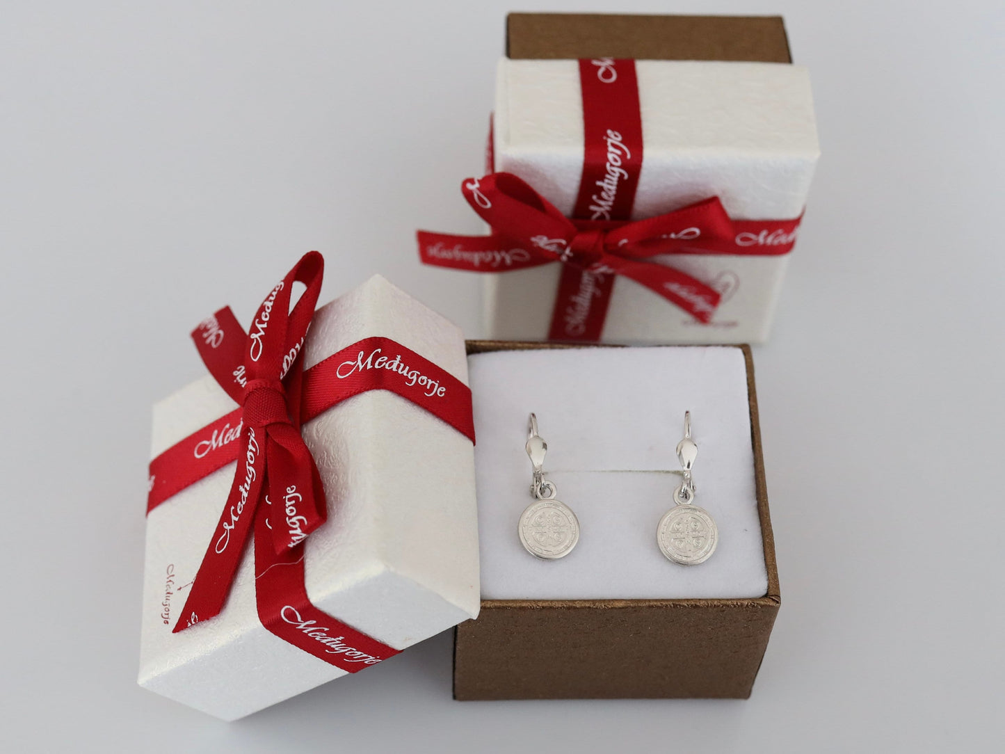 Pendientes de San Benito, pendientes de plata de ley 925, pendientes de San Benito en miniatura para mujer, medalla de San Benito, cruz de San Benito