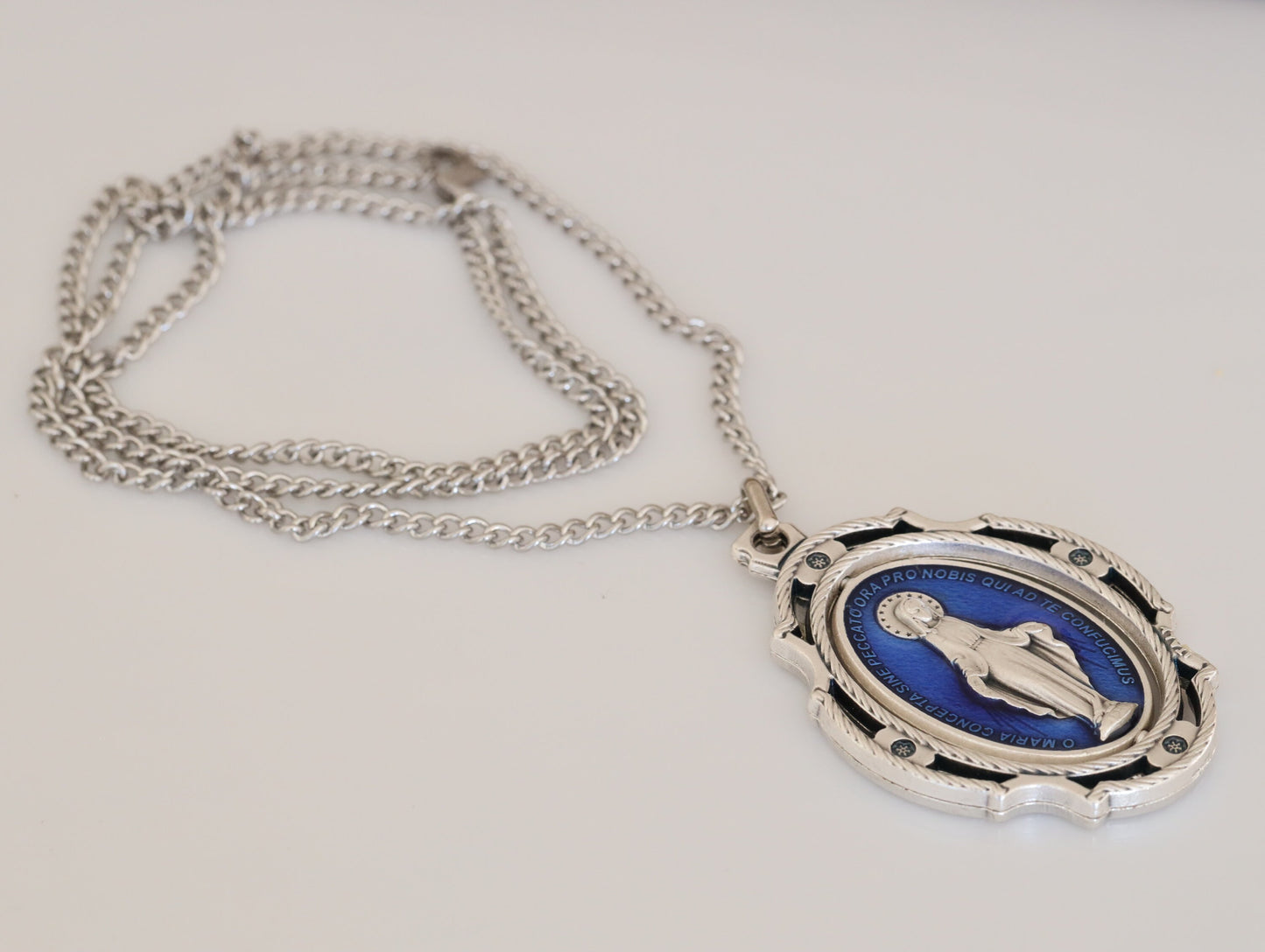 Colgante Medalla Milagrosa, medallón Medalla Milagrosa azul, medalla giratoria, plateada, esmalte azul, medalla para mujer, collar católico