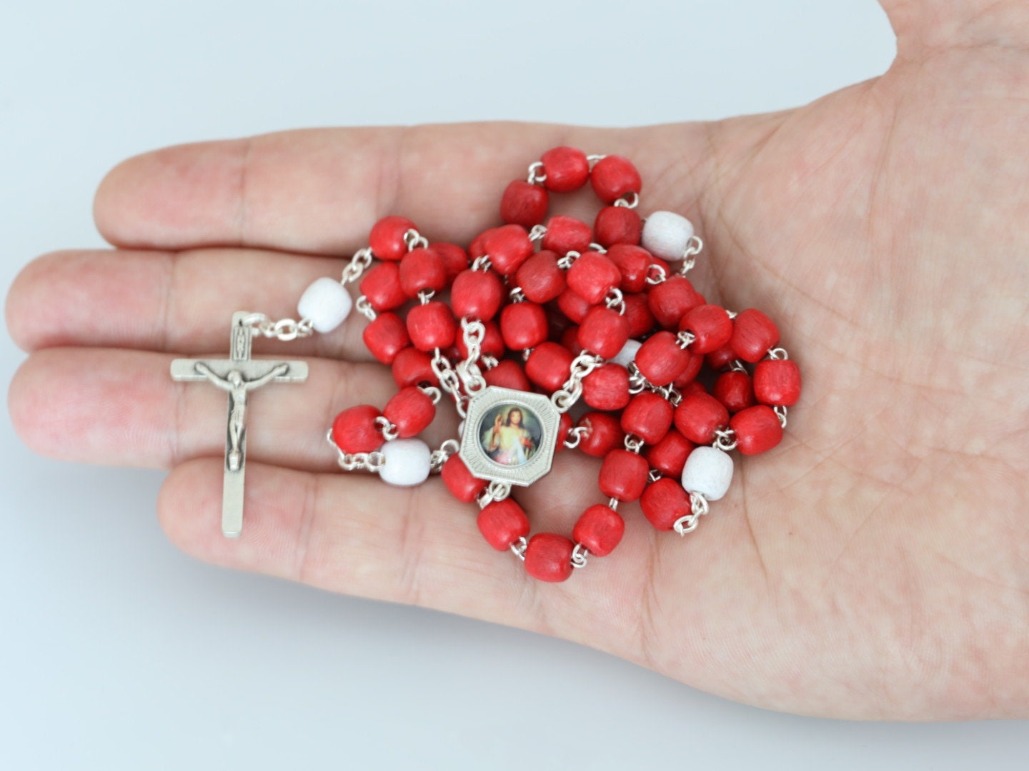 Rosario Santísima Sangre de Jesús, rosario de madera, rosario hecho a mano, rosario con cuentas rojas, rosario católico, rosario devocional de Jesús,