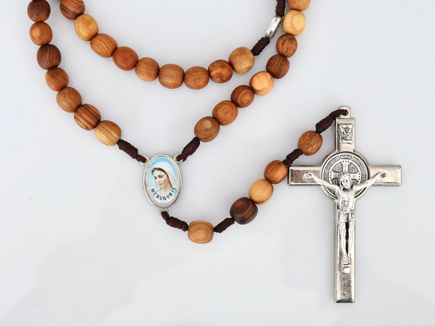 Rosario de madera de olivo con gran cruz de San Benito | rosario hecho a mano con gente local en Medjugorje / cuentas de rosario genuinas de madera natural