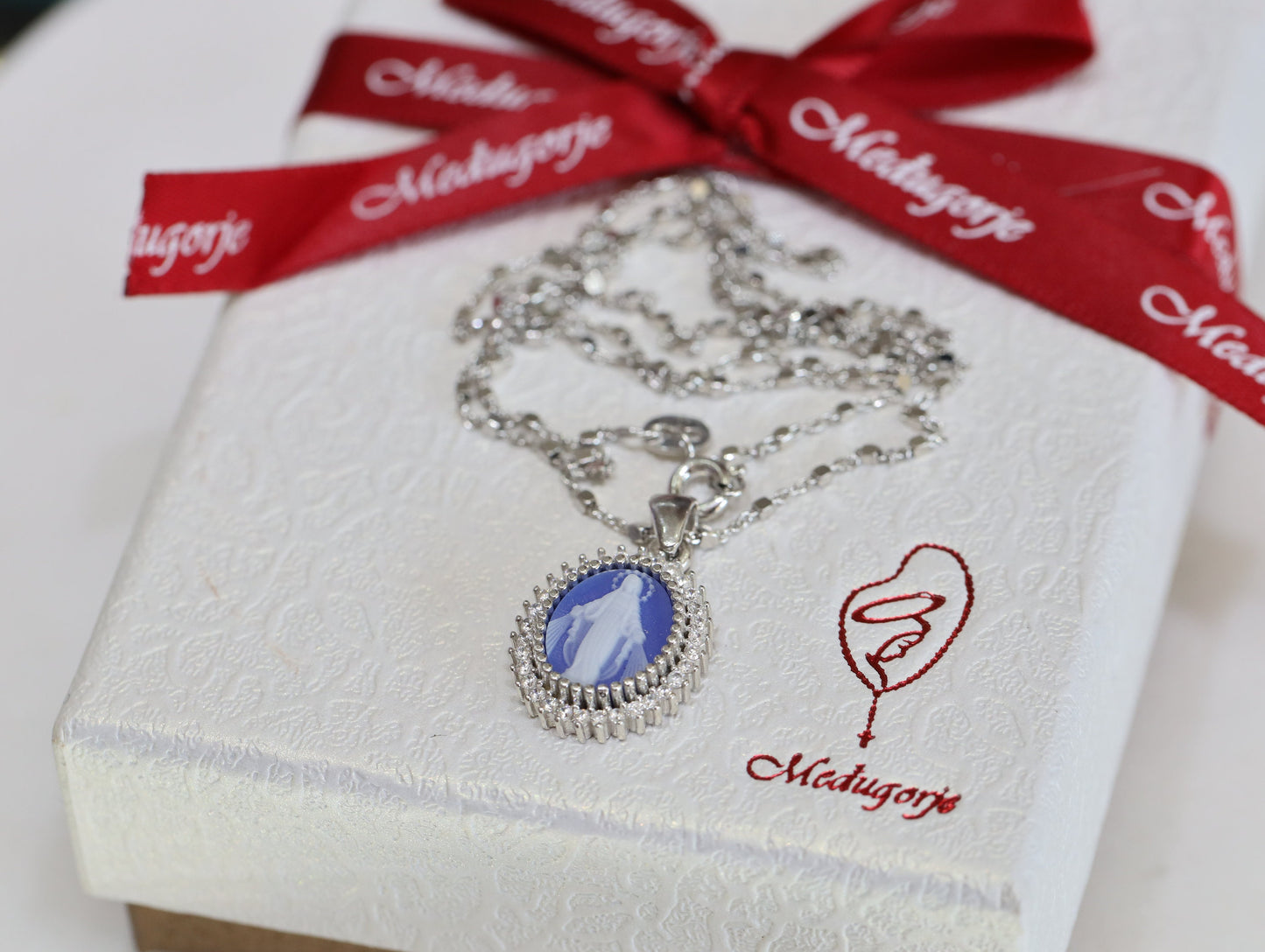 Medalla de cameo de Nuestra Señora de Gracia, camafeo de la Virgen María de plata de ley, colgante de cameo de Medjugorje, colgante de Madre María de ágata azul con circonita cúbica