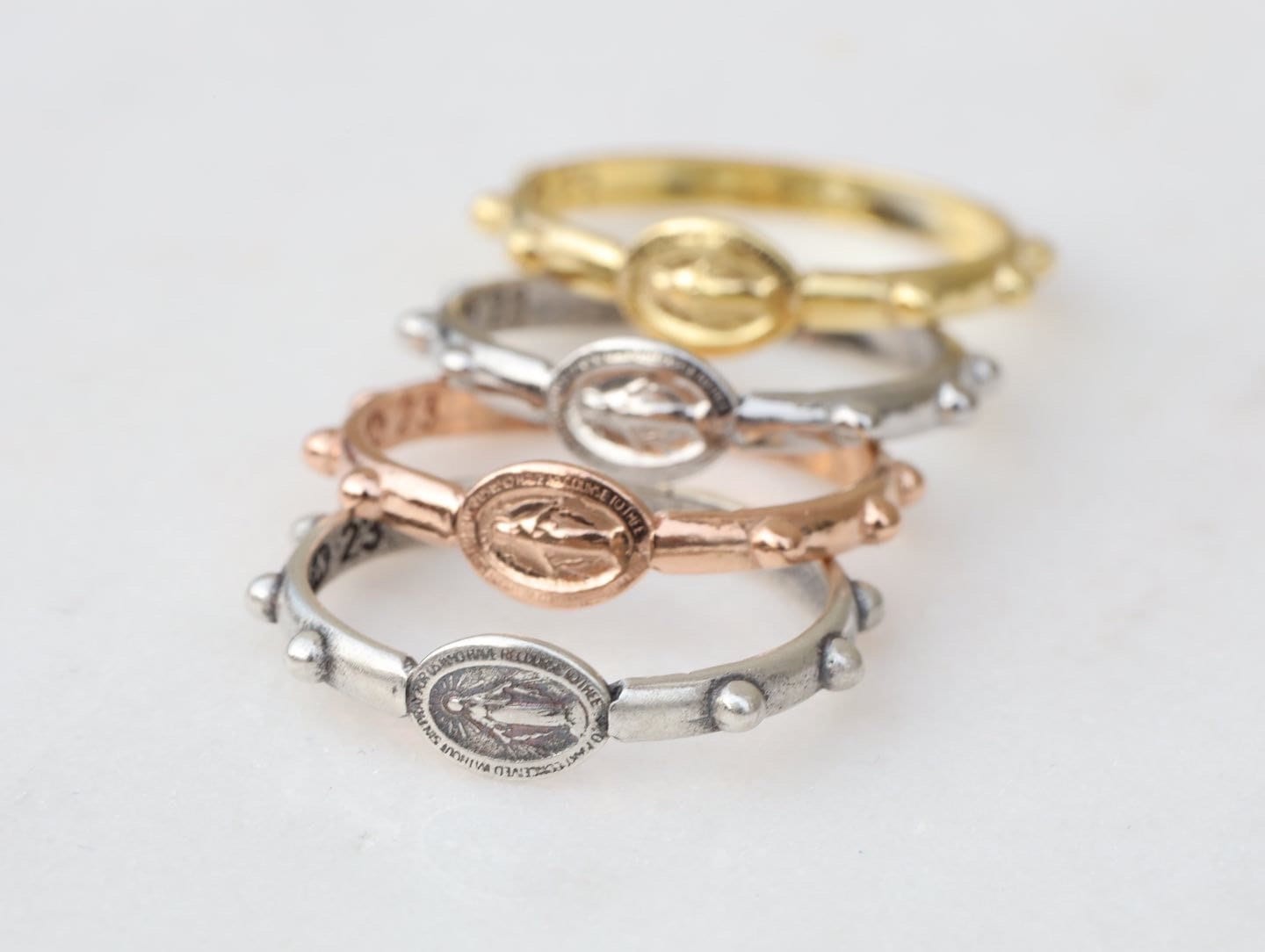 Anillo Medalla Milagrosa, anillo rosario, rosario de plata de ley 925, anillo Virgen María, anillo Nuestra Señora de Gracia, anillo medalla milagrosa multicolor