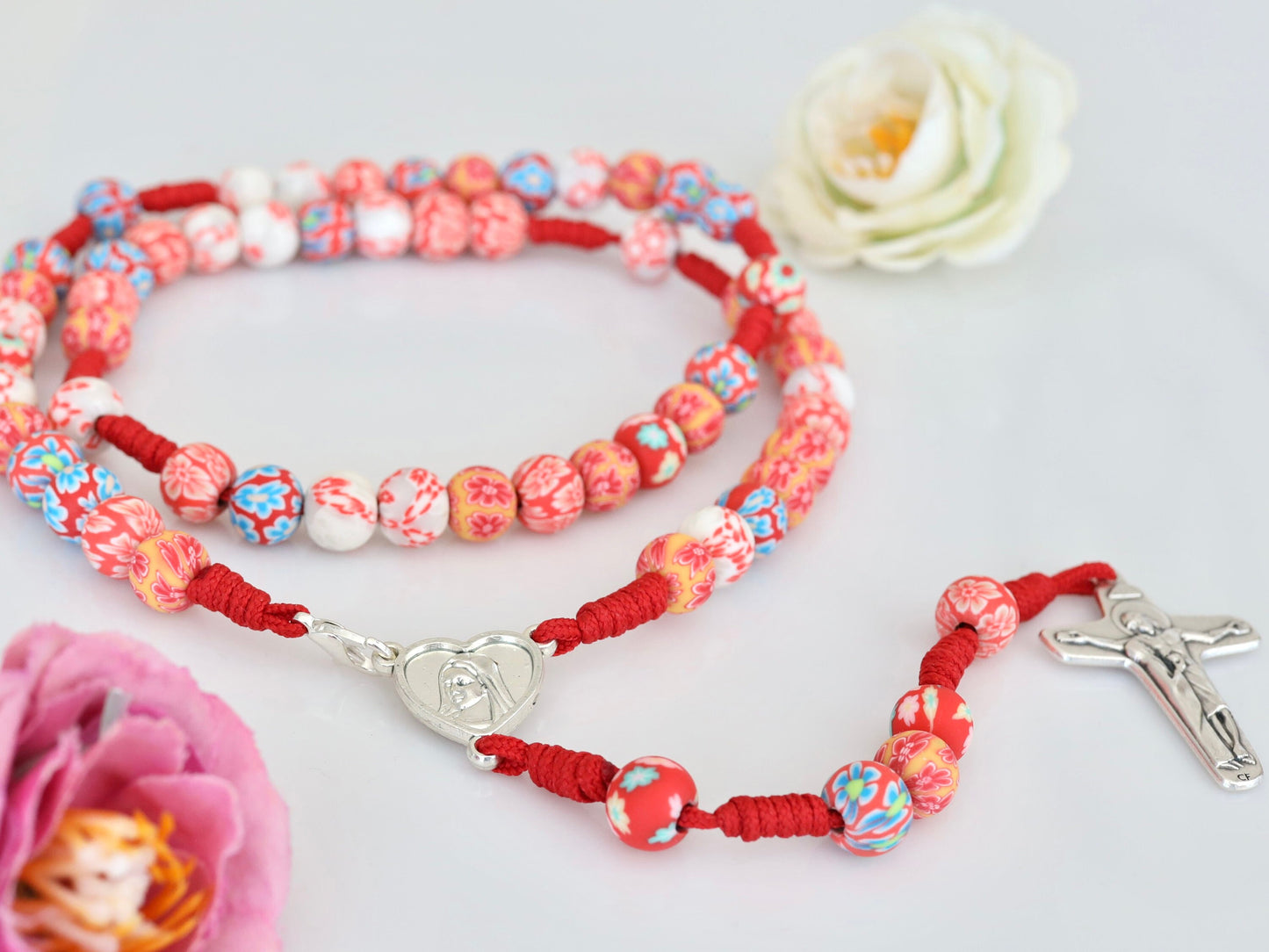 Rosario fimo rojo, rosario hecho a mano de Medjugorje, rosario con tierra de Medjugorje, collar de rosario para jóvenes, rosario con flores de rosas