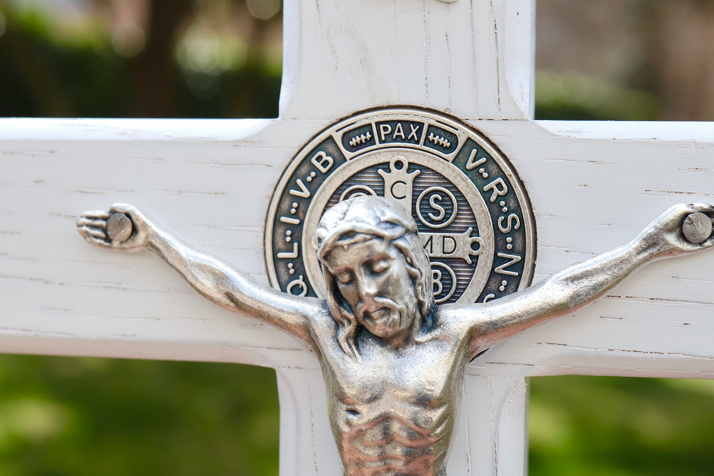 Crucifijo de San Benito, crucifijo de San Benito para el hogar, crucifijo de altar casero, cruz de San Benito hecha a mano de madera blanca con medalla de Nuestra Señora