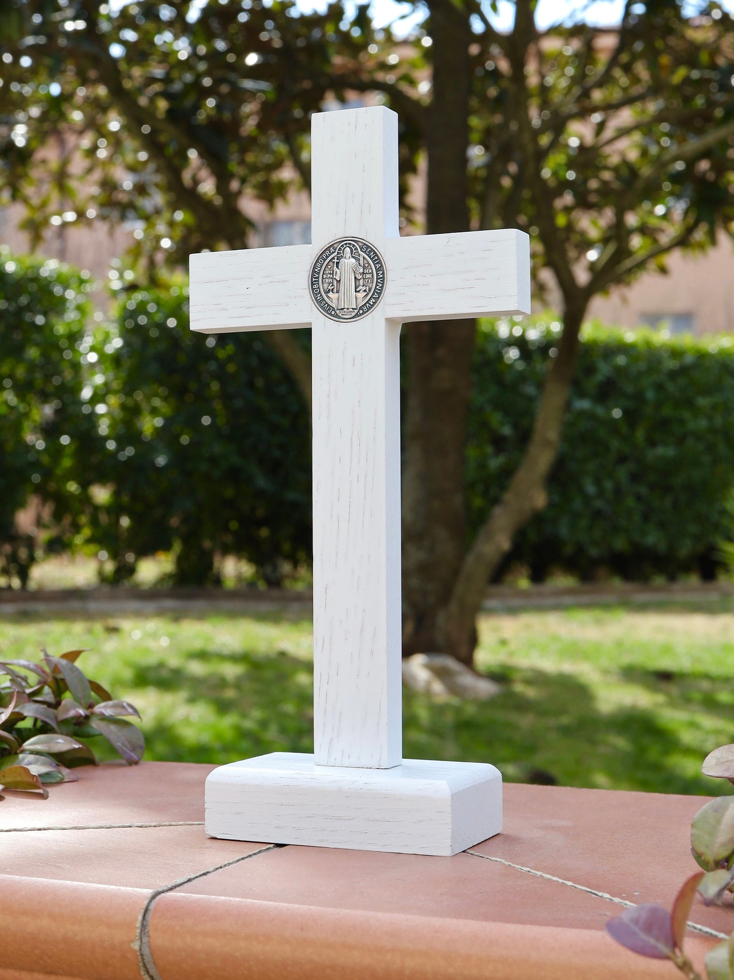 Crucifijo de San Benito, crucifijo de San Benito para el hogar, crucifijo de altar casero, cruz de San Benito hecha a mano de madera blanca con medalla de Nuestra Señora