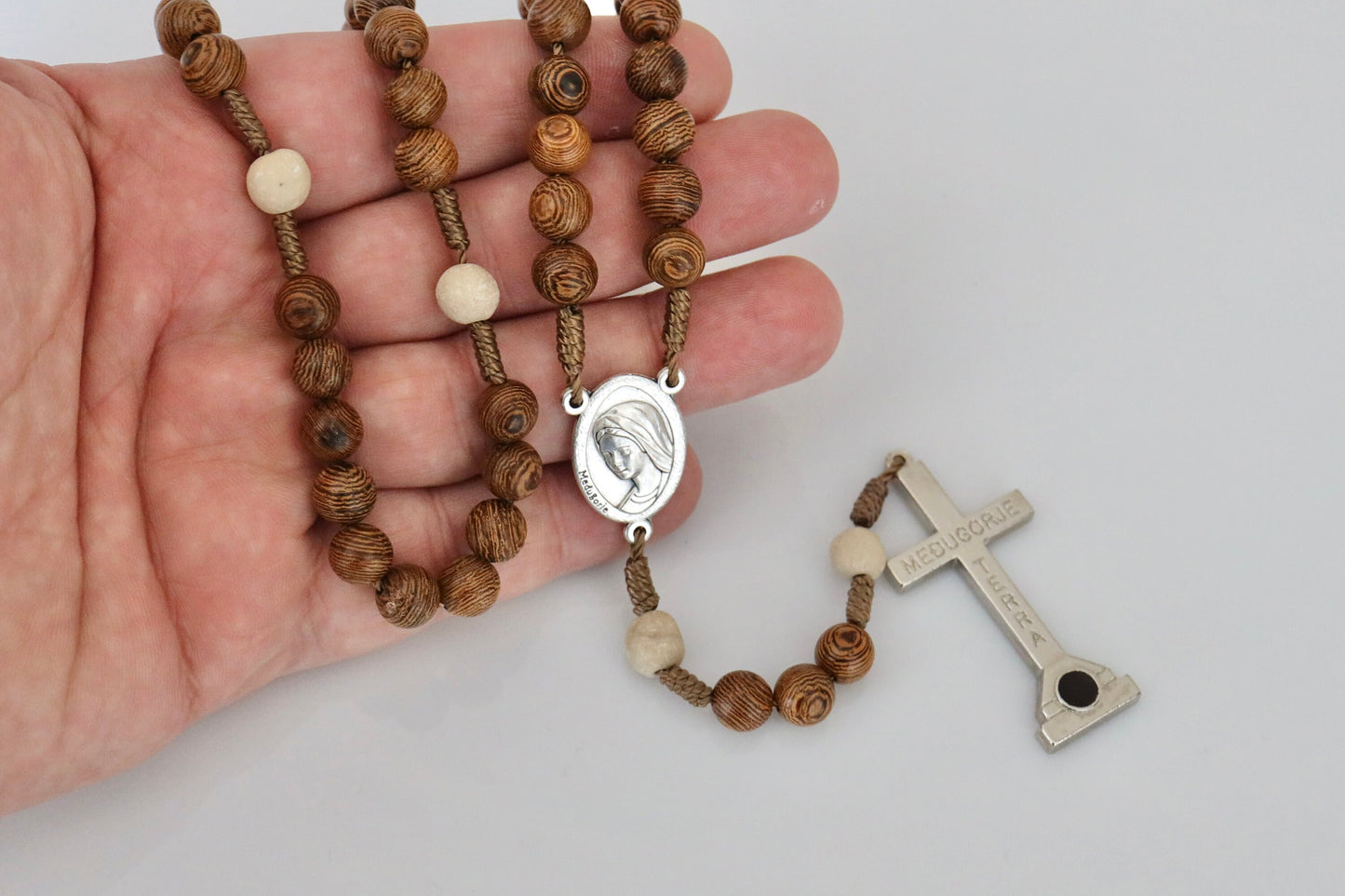 Rosario de madera de Medjugorje, rosario de madera hecho a mano, rosario con tierra de Medjugorje, rosario de la Montaña Cruz de Medjugorje, rosario cruzado de Krizevac
