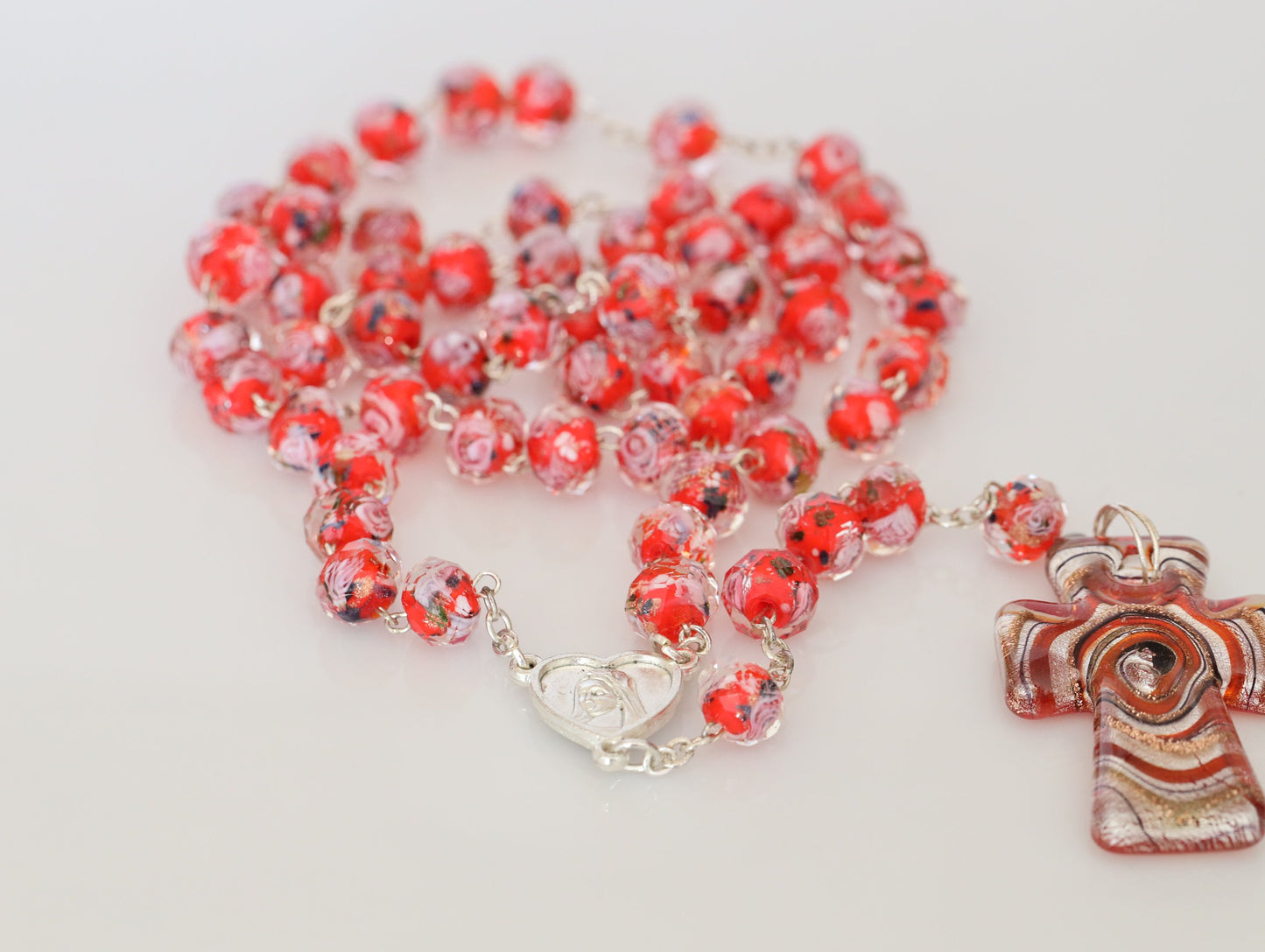 Rosario de Murano, cristal de murano rojo, rosario floral, rosario de rosas, rosario de Medjugorje, rosario hecho a mano, rosario de cristal enfrentado