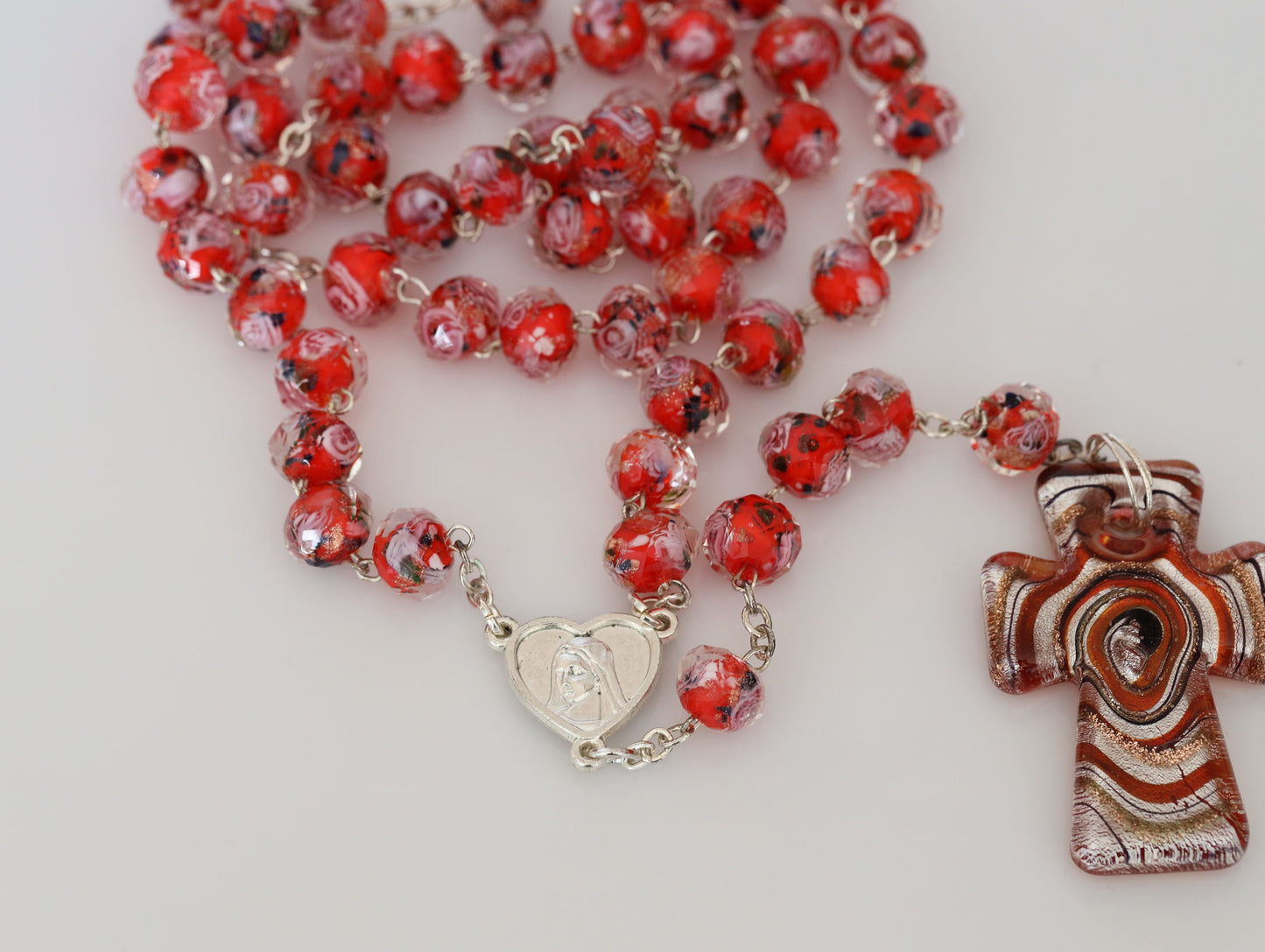 Rosario de Murano, cristal de murano rojo, rosario floral, rosario de rosas, rosario de Medjugorje, rosario hecho a mano, rosario de cristal enfrentado