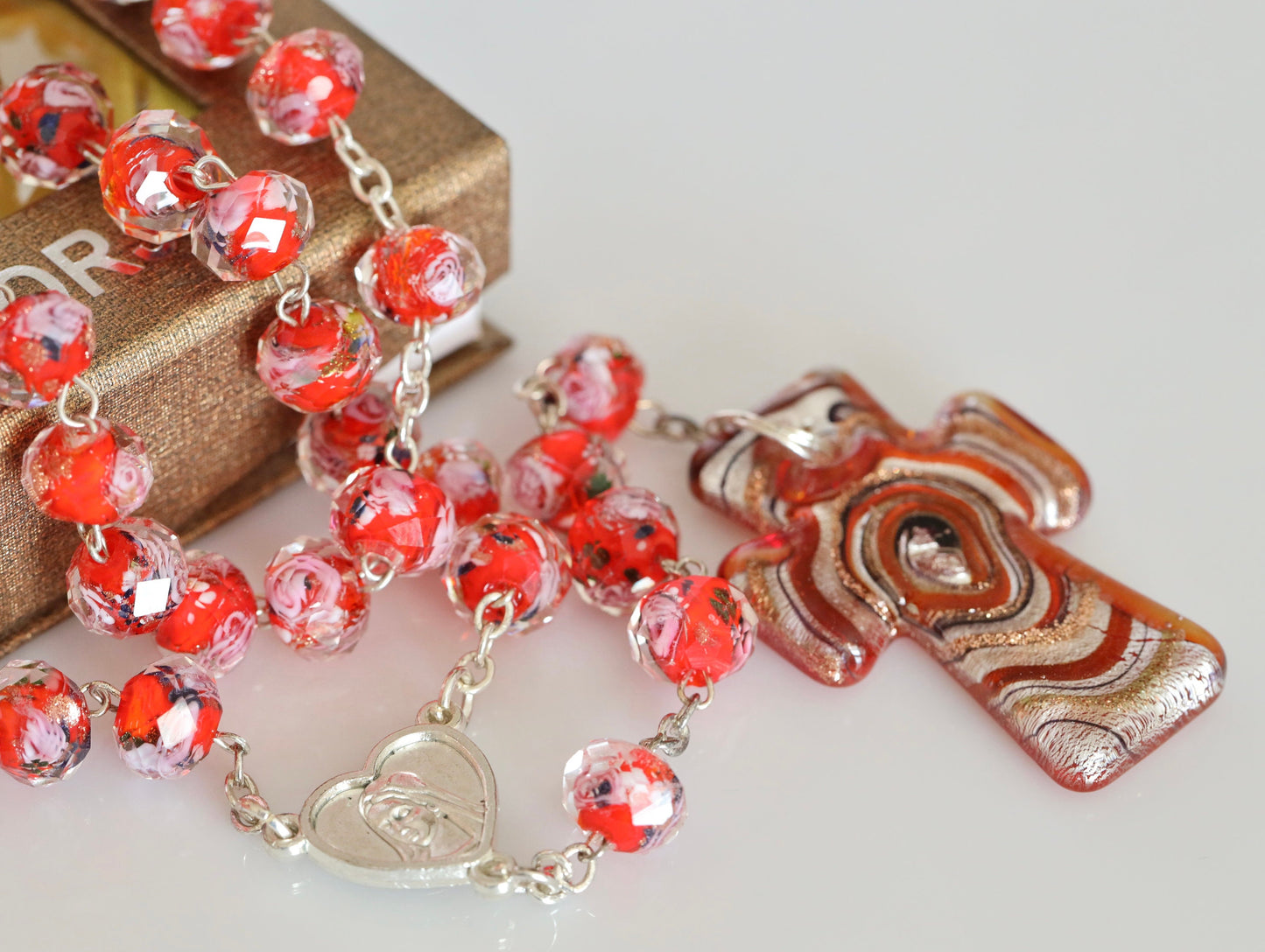 Rosario de Murano, cristal de murano rojo, rosario floral, rosario de rosas, rosario de Medjugorje, rosario hecho a mano, rosario de cristal enfrentado