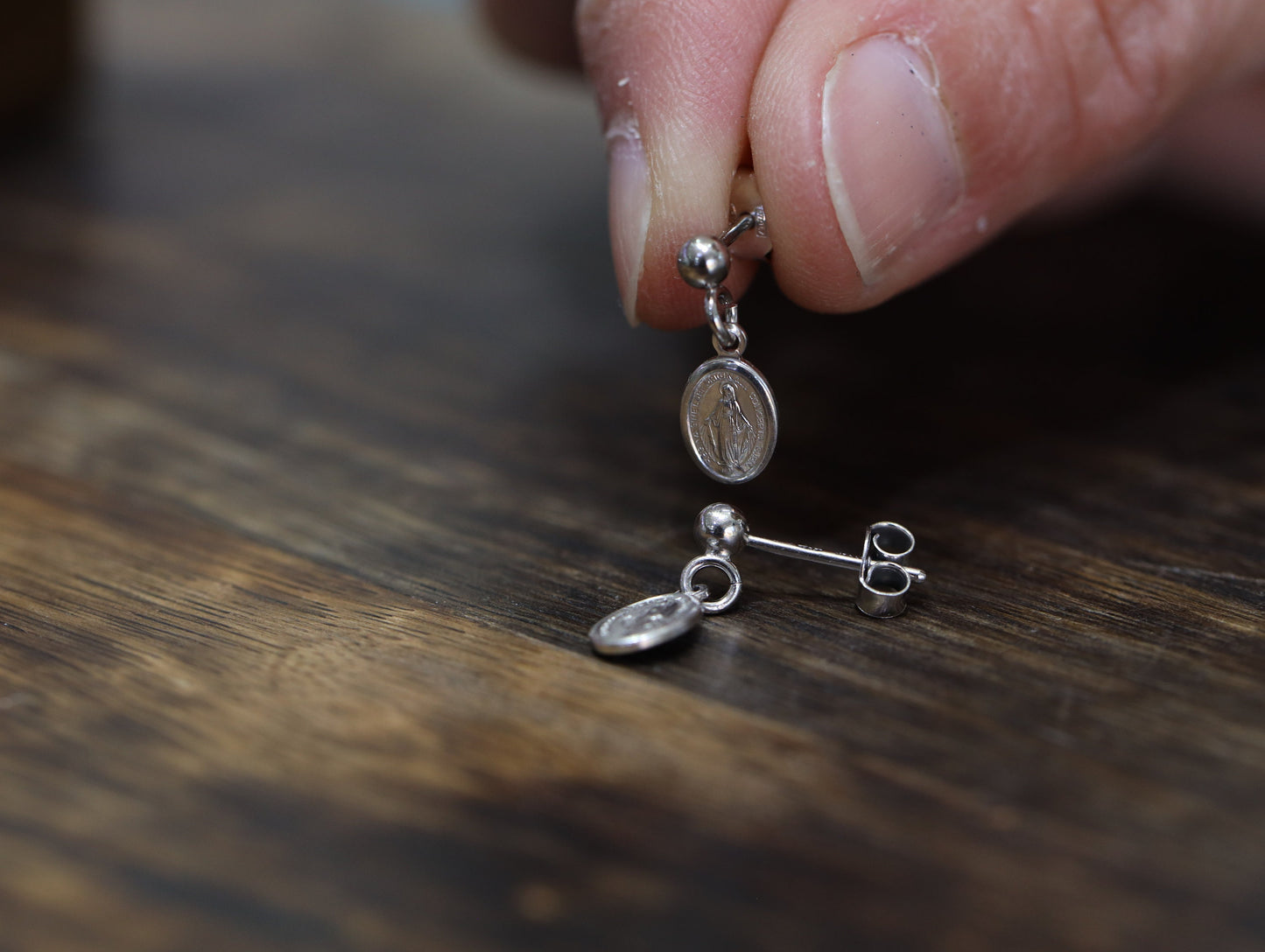 Pendientes Medalla Milagrosa, delicados pendientes medalla milagrosa para niña, pendientes medalla milagrosa para niño, plata de ley 925 Virgen María